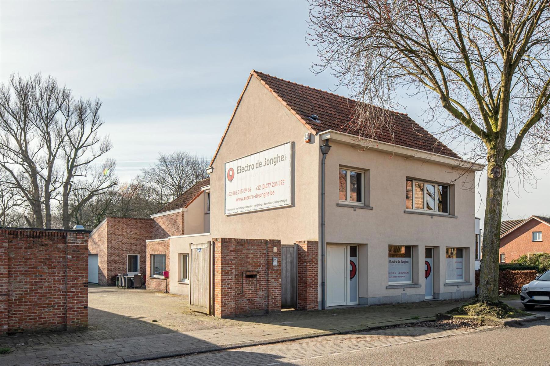 Woning met multifunctioneel gelijkvloers en magazijn/garage op een perceel van 536m². foto 2