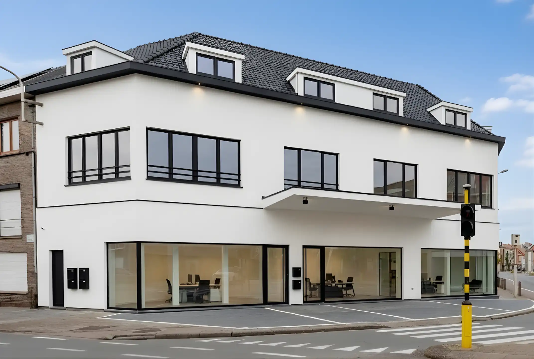 Hoofdfoto van de publicatie: Opbrengsteigendom met handelsruimte en 2 grote appartementen