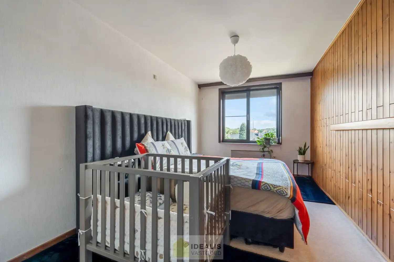 IDEALIS VASTGOED – CENTRAAL, DOCH ZEER RUSTIG GELEGEN 3-SLPKMR APPARTEMENT IN HET CENTRUM VAN HEPPEN (LEOPOLDSBURG)! – Correct onderhouden appartement van ca. 100m² op de tweede verdieping met een aangename leefruimte met aansluitend keuken, 3 slaapkamers, bergruimte en badkamer. Het appartement beschikt tevens over een privatieve kelder en aparte garagebox. Geschikt voor zij die zoeken naar betaalbaar wonen in het centrum van Heppen. foto 12