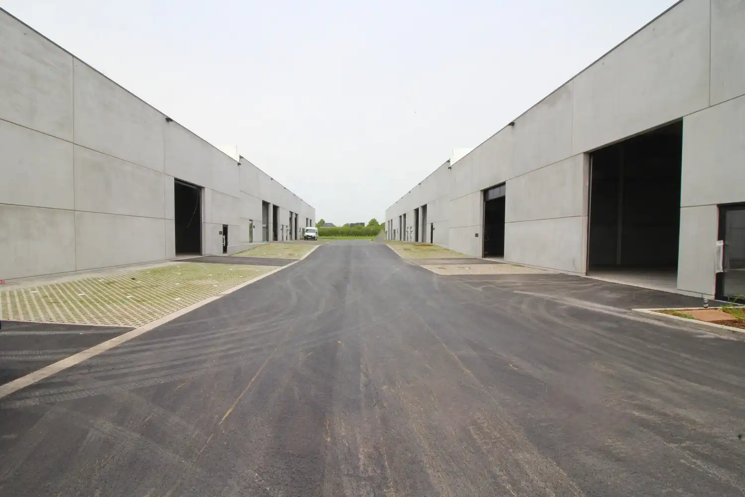 te huur Maldegem – uitstekend gelegen bedrijfsunit van 187m² voor opslagruimte of atelier. foto 8