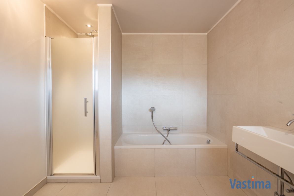 Lichtrijke villa met royale tuin vlak bij natuur & stadsleven foto 21