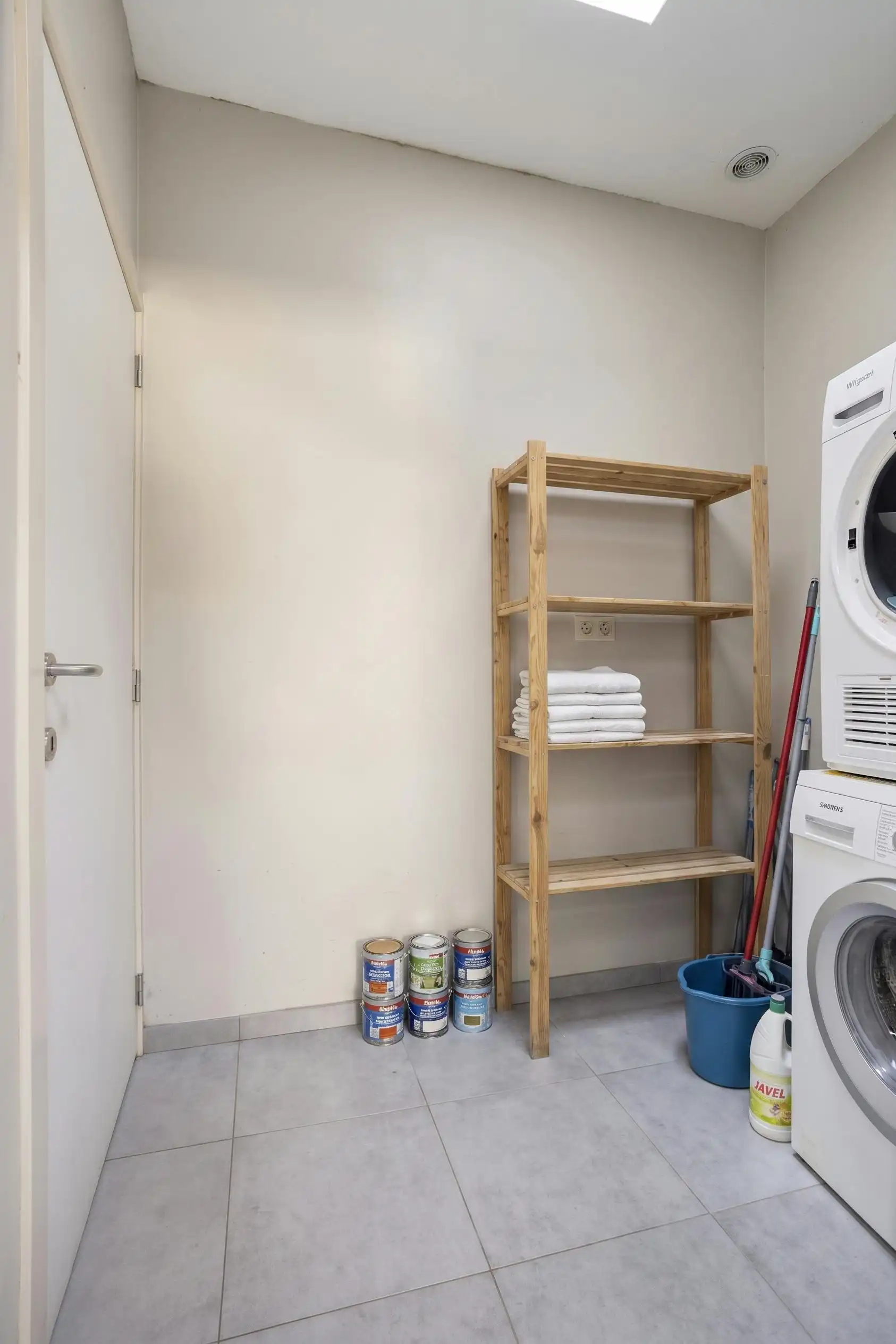 Gerenoveerde en verhuurde woning met 4 slaapkamers in hartje Ieper foto 7