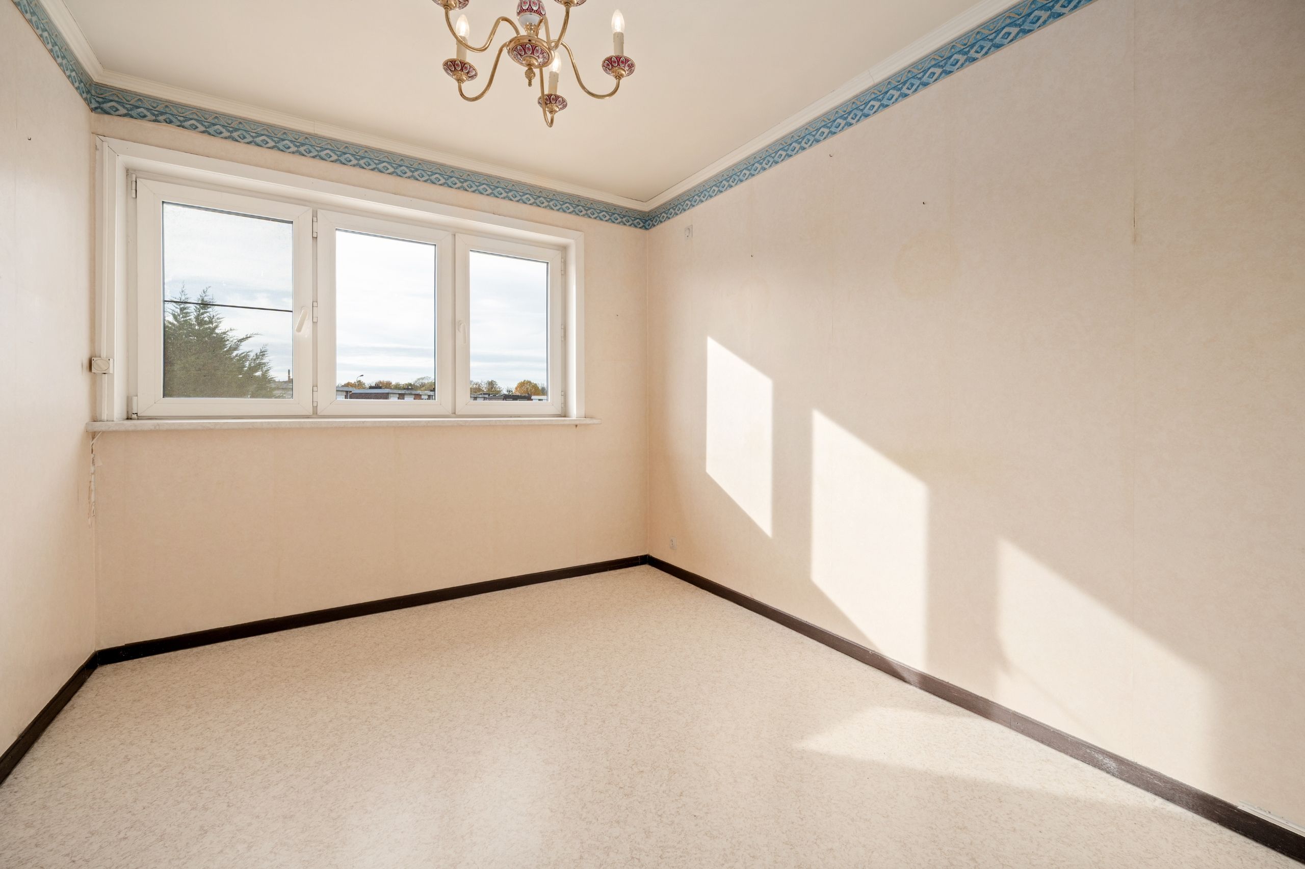 Op te frissen rijwoning op 197m2 in een centraal gelegen buurt foto 9