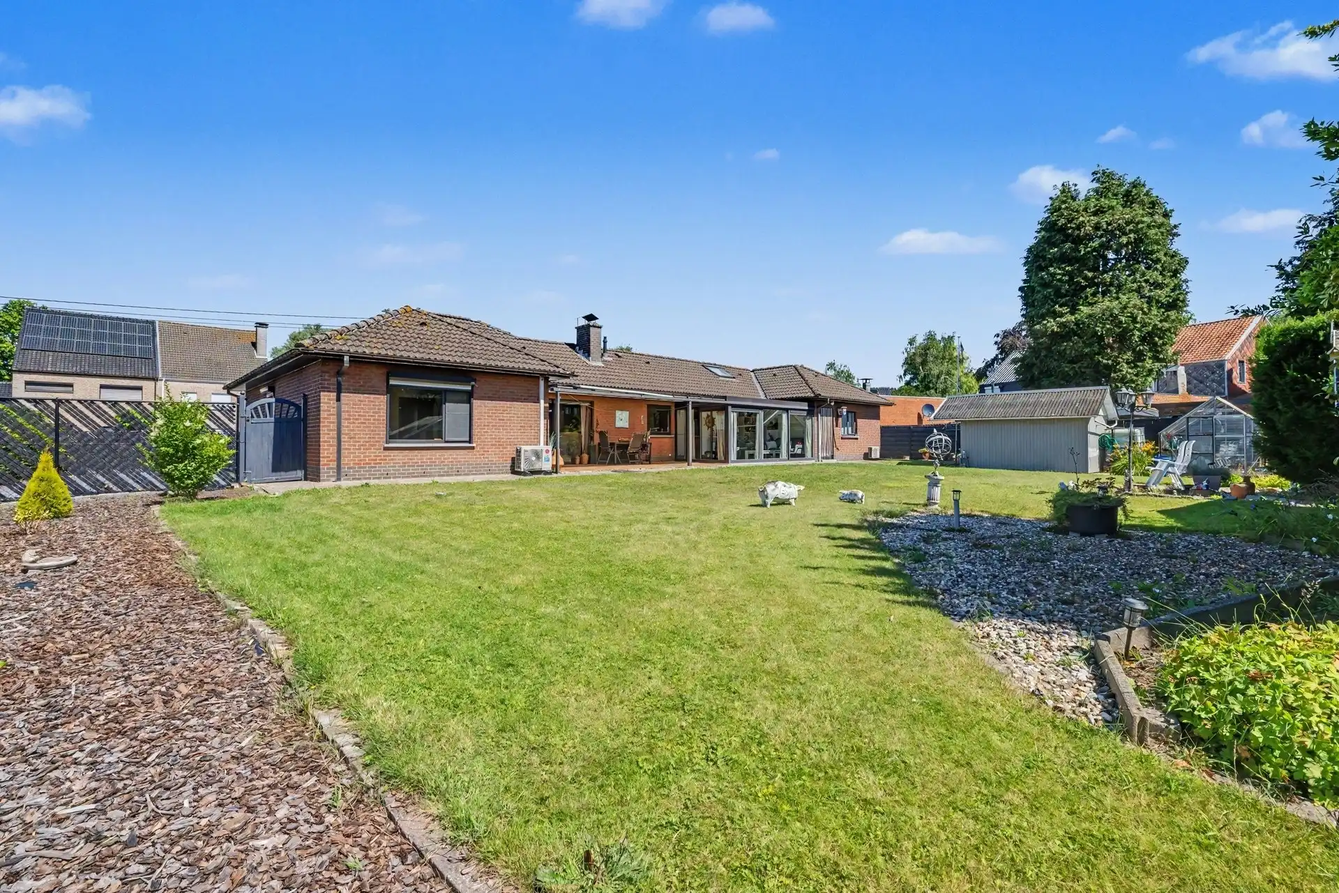 Ruime laagbouwwoning op een mooi perceel van 1.373m² foto 2