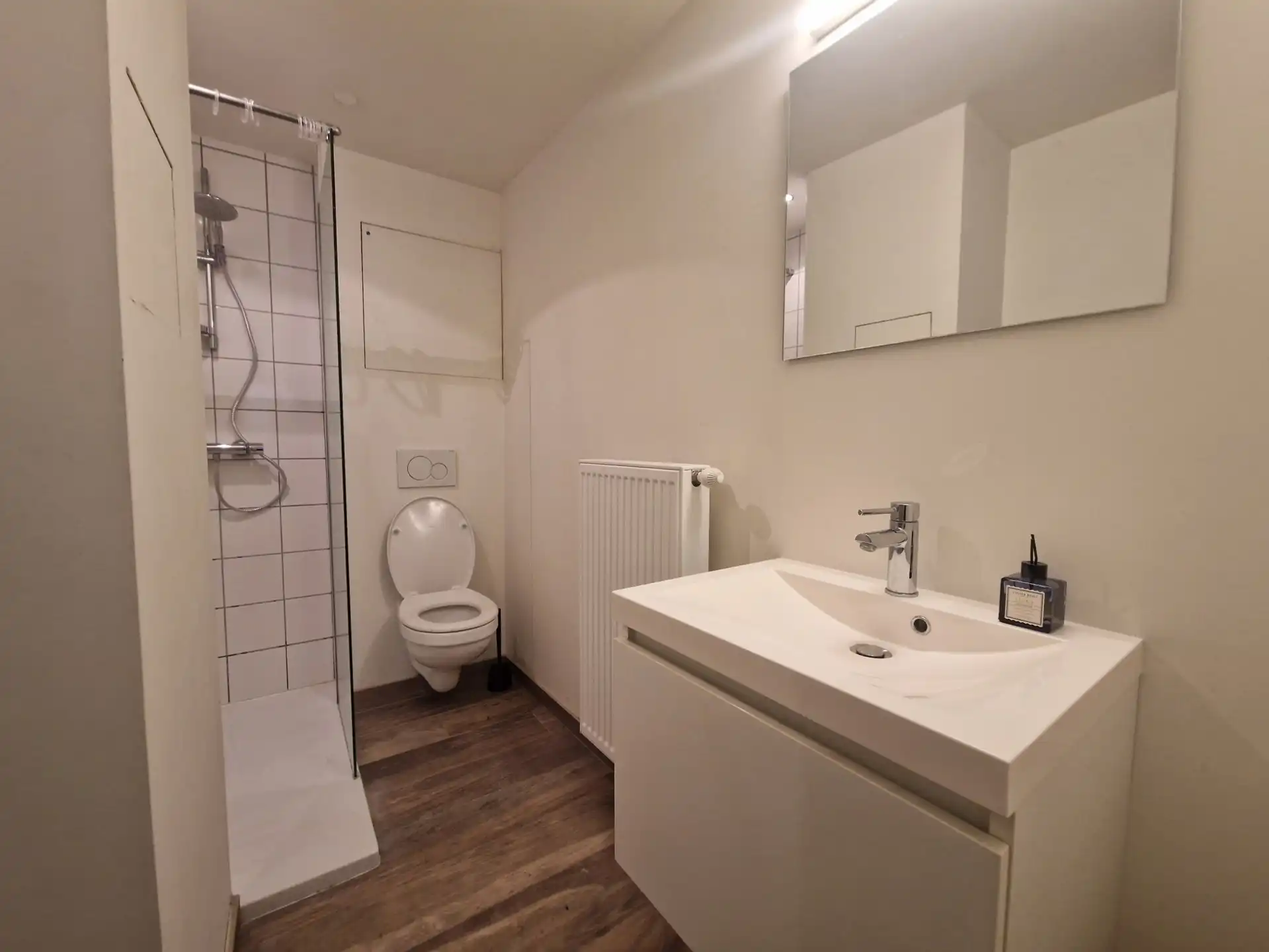 Gelijkvloerse recente studio met terras en eigen sanitair foto 6