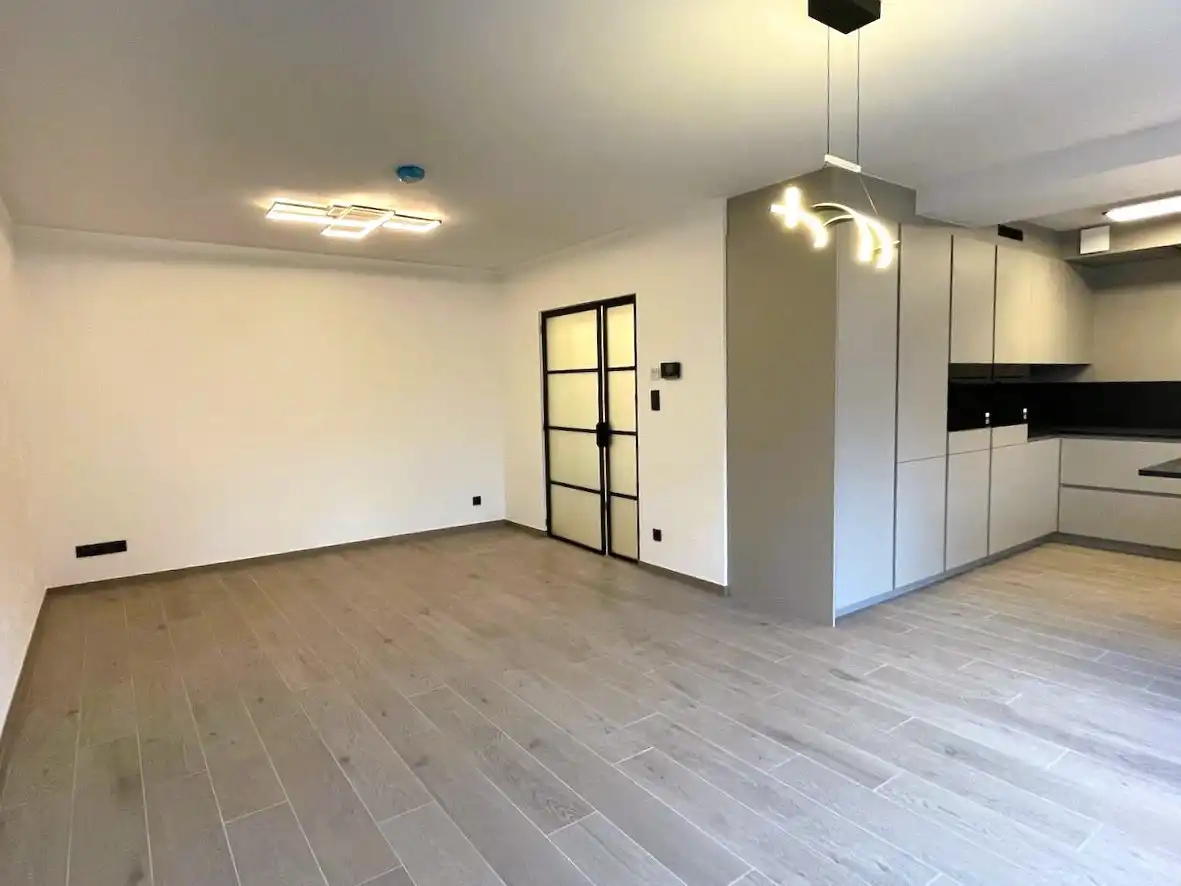 Prachtig afgewerkt en energetisch gerenoveerd gelijkvloers appartement op topligging met grote garagebox foto 4
