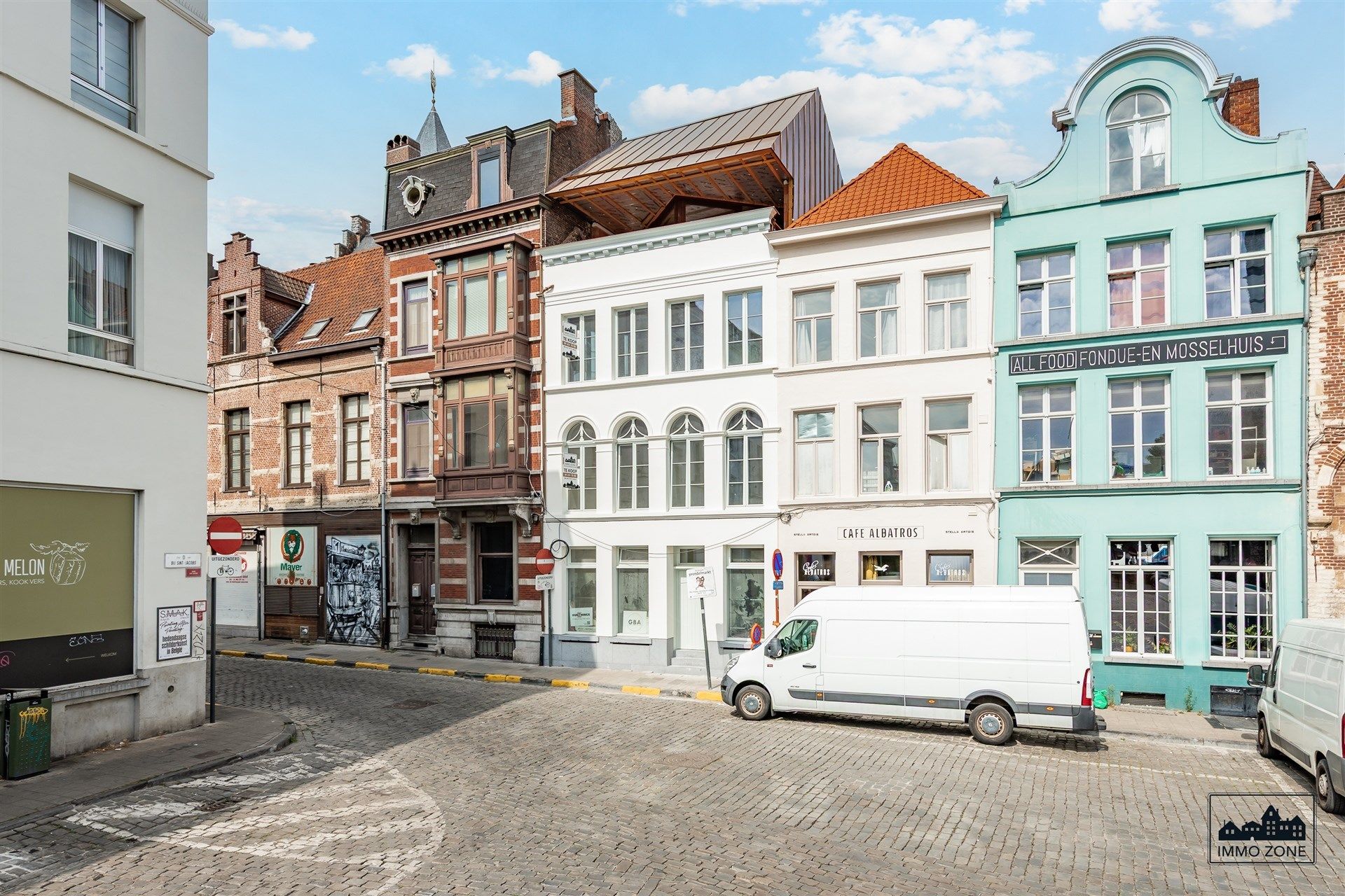 Architecturale parel tussen Vlas-en Vrijdagsmarkt foto {{pictureIndex}}