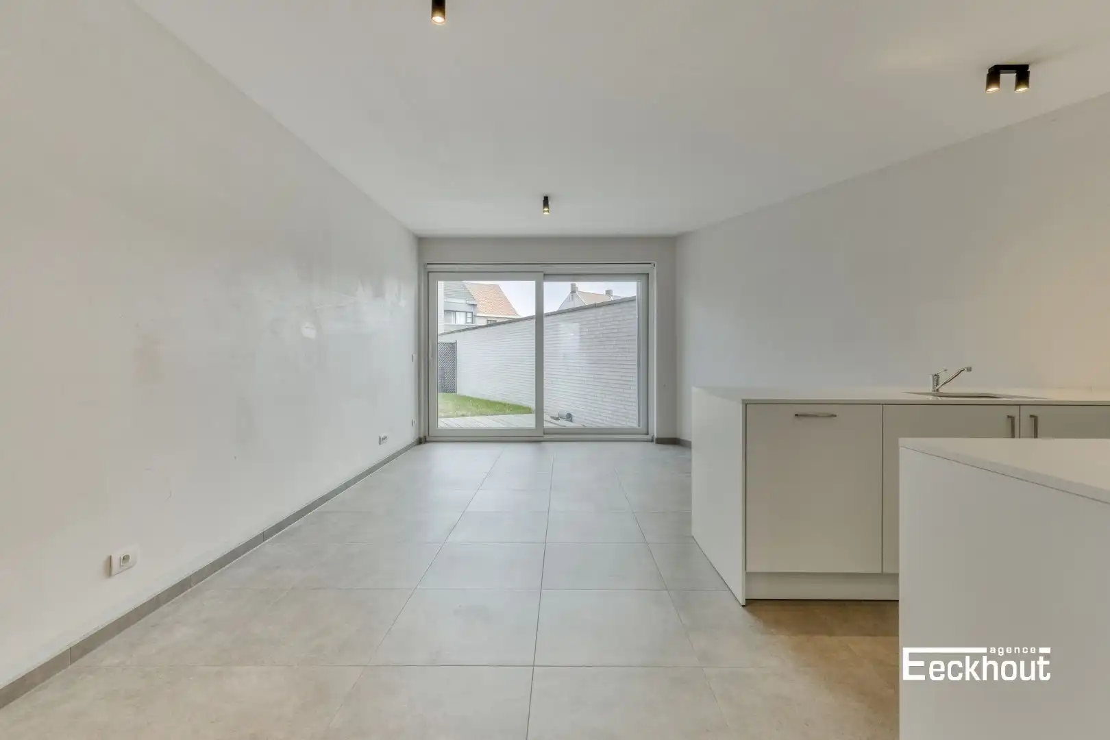 Gelijkvloersappartement met terras en tuin en inpandige garage! foto 2