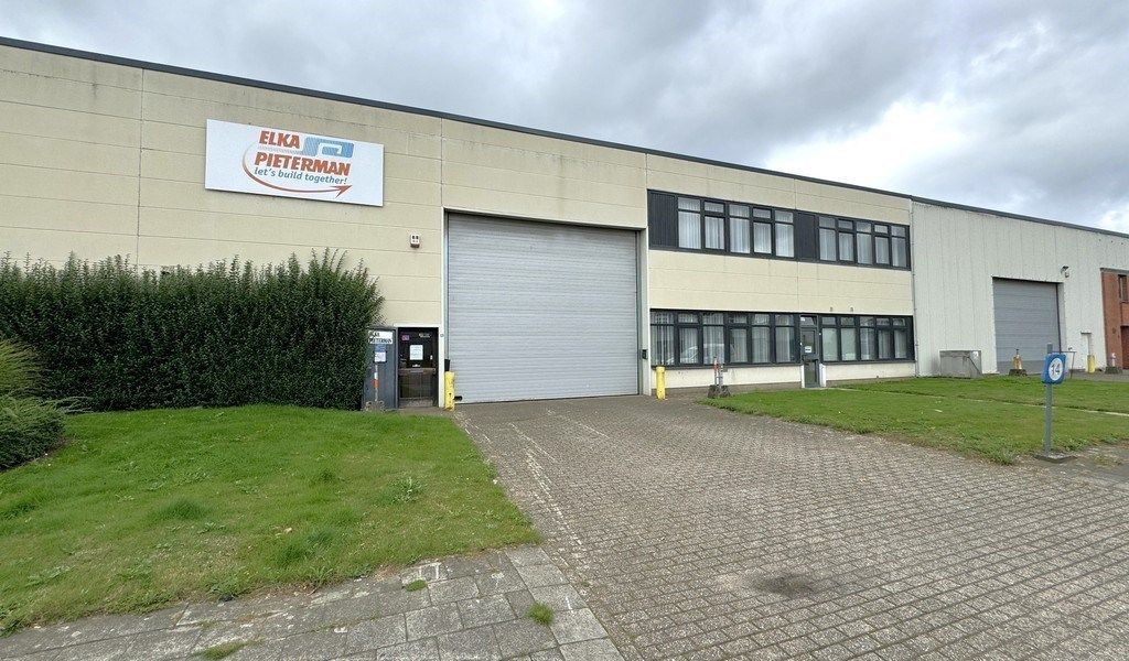 Magazijn met kantoor te huur nabij N120 in Wijnegem foto {{pictureIndex}}