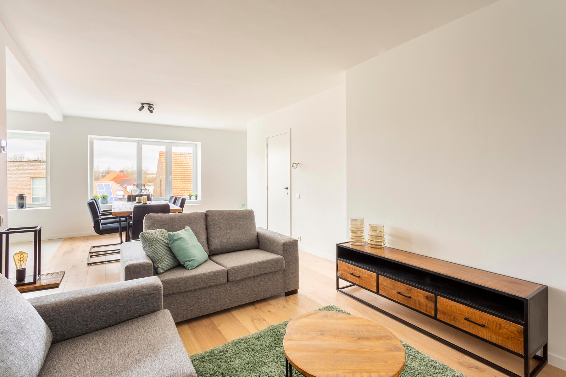 Gerenoveerd 2 slaapkamer appartement in hartje Wommelgem foto 3