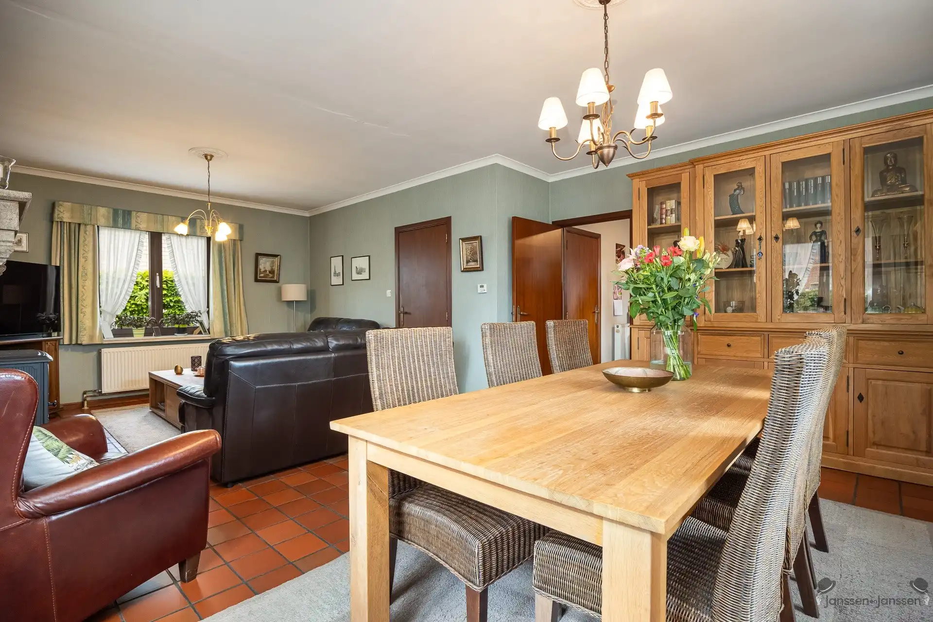 Verzorgde woning met grote tuin foto 16