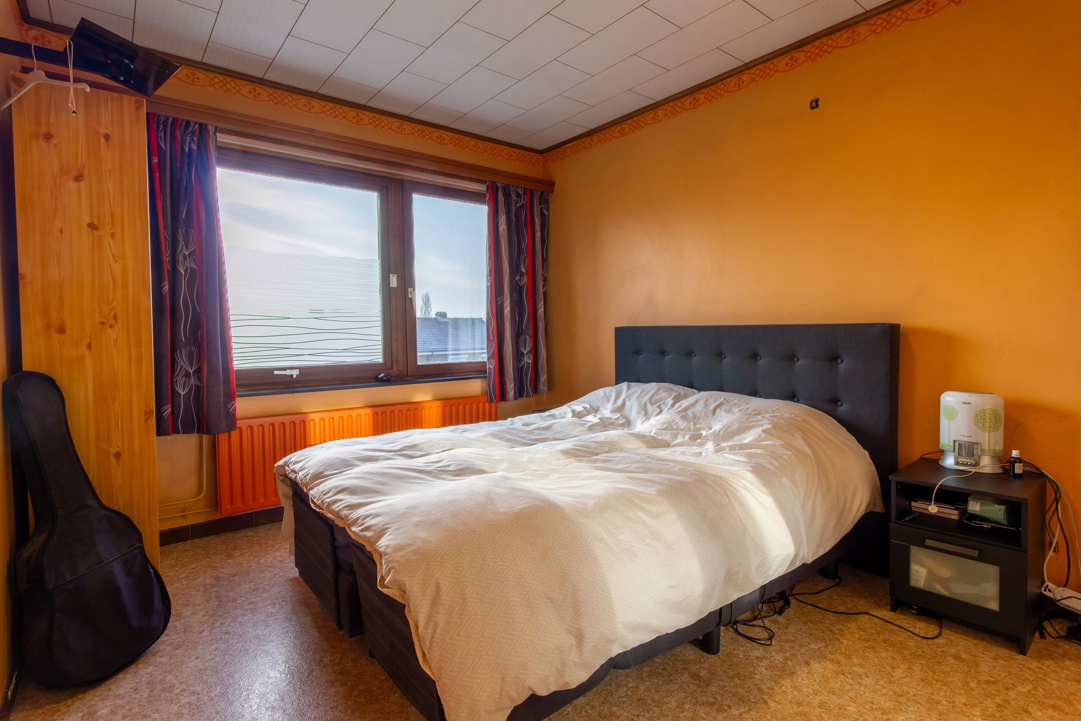 Charmante gezinswoning met potentieel, grote oprit en tuin foto 11