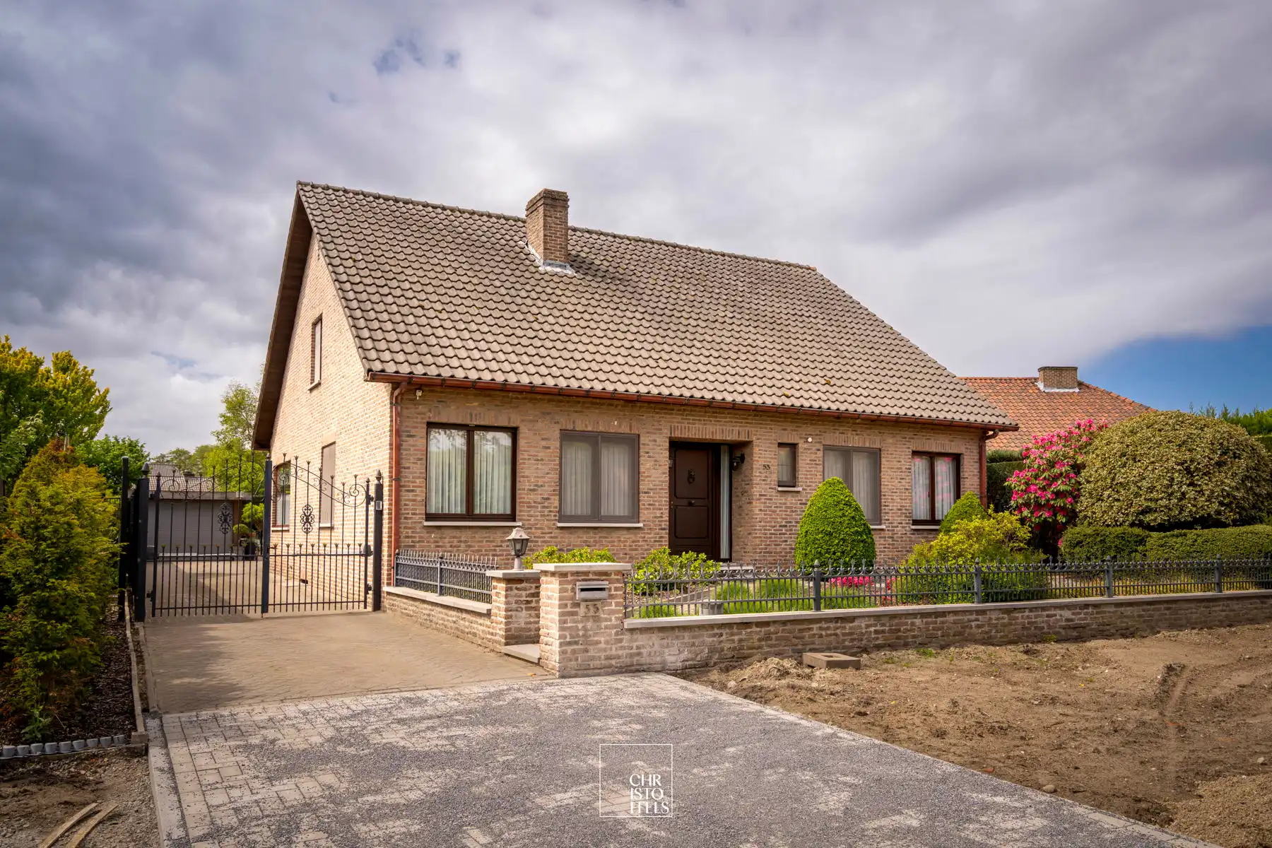 Ruime gezinswoning met tuin op een perceel van 876 m2 foto {{pictureIndex}}