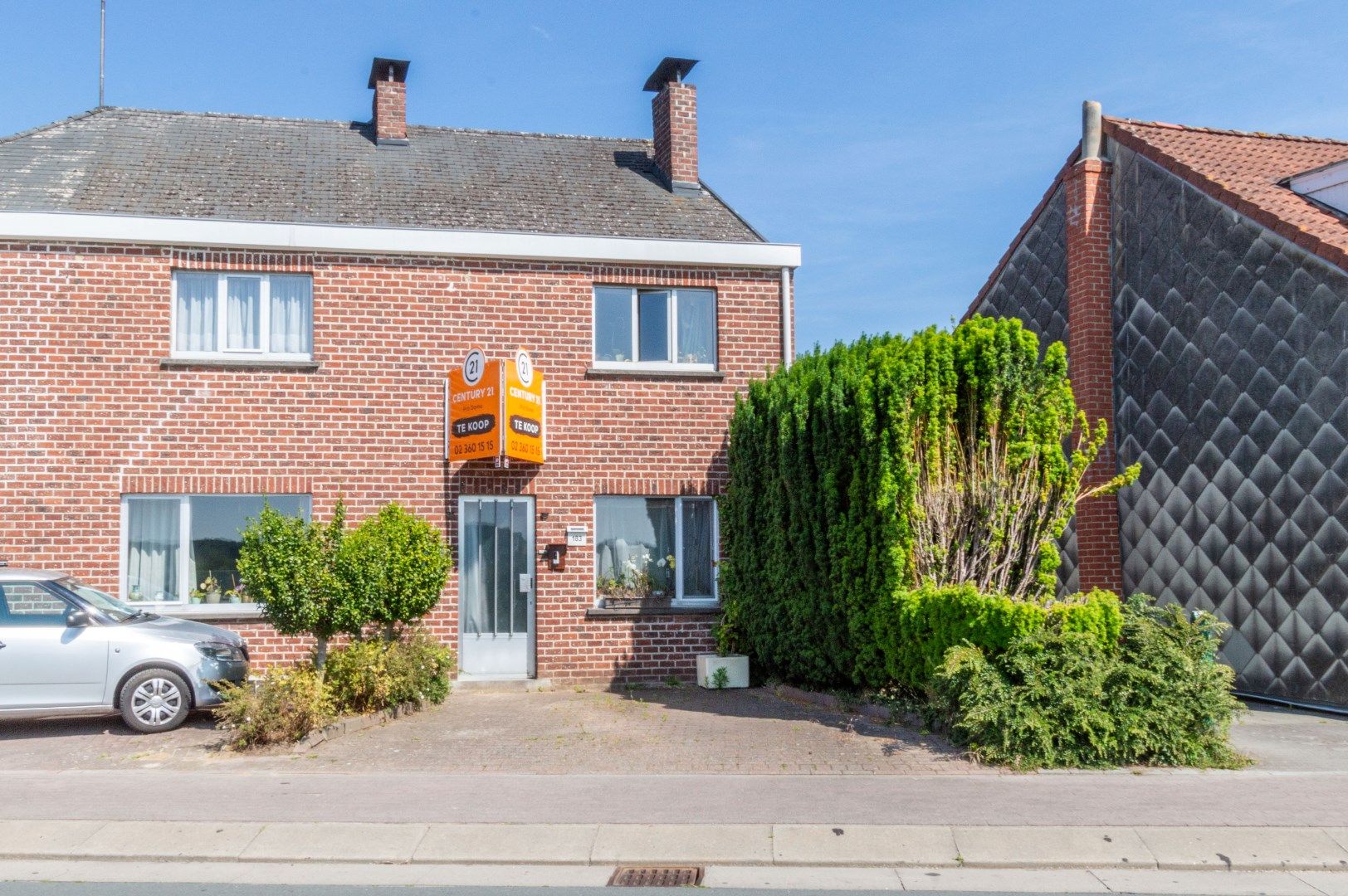 Hoofdfoto van de publicatie: DRIEGEVEL WONING MET 2 SLAAPKAMERS & TUIN !
