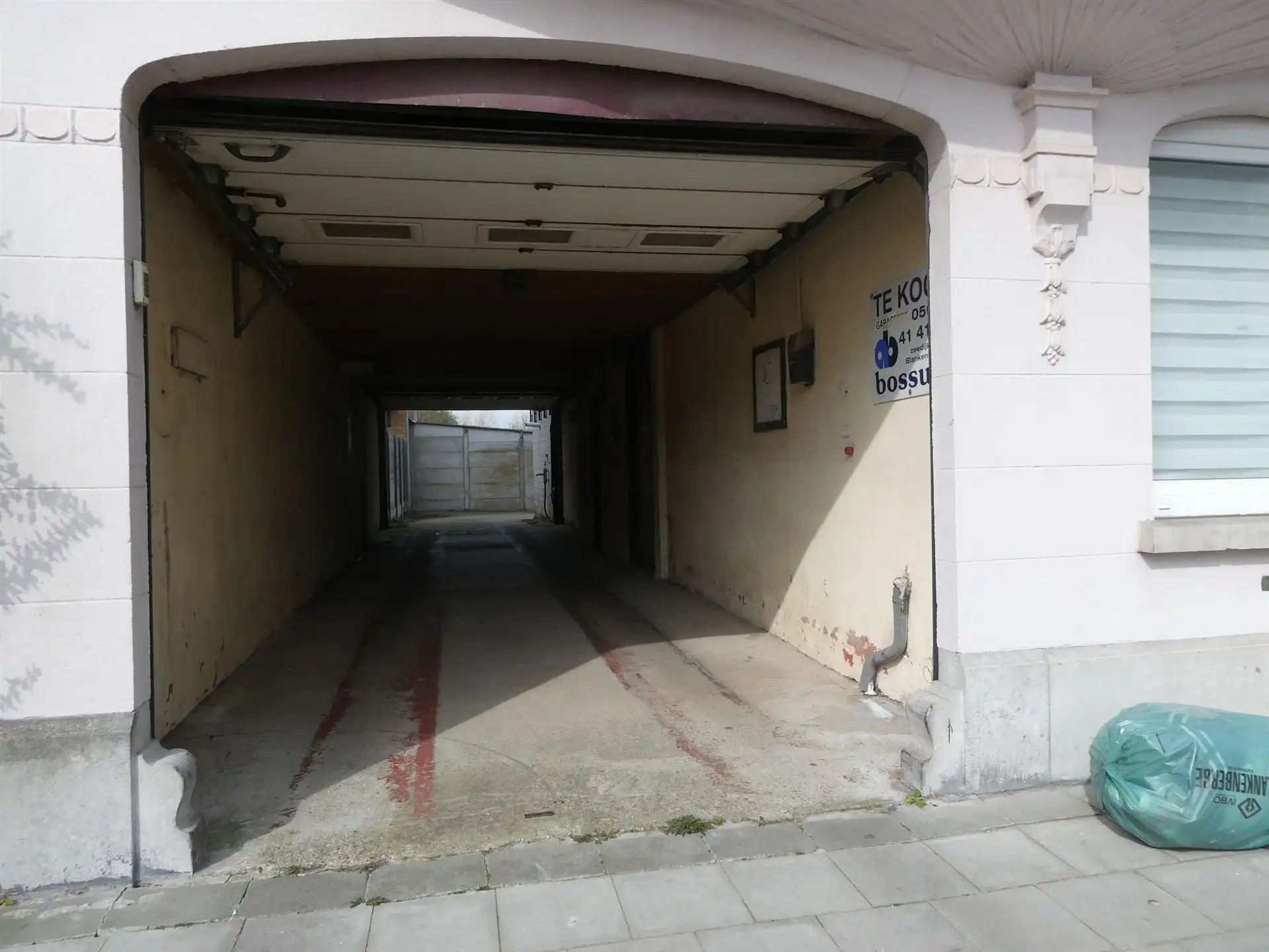 AFGESLOTEN GARAGE / VLAKBIJ CENTRUM foto 8