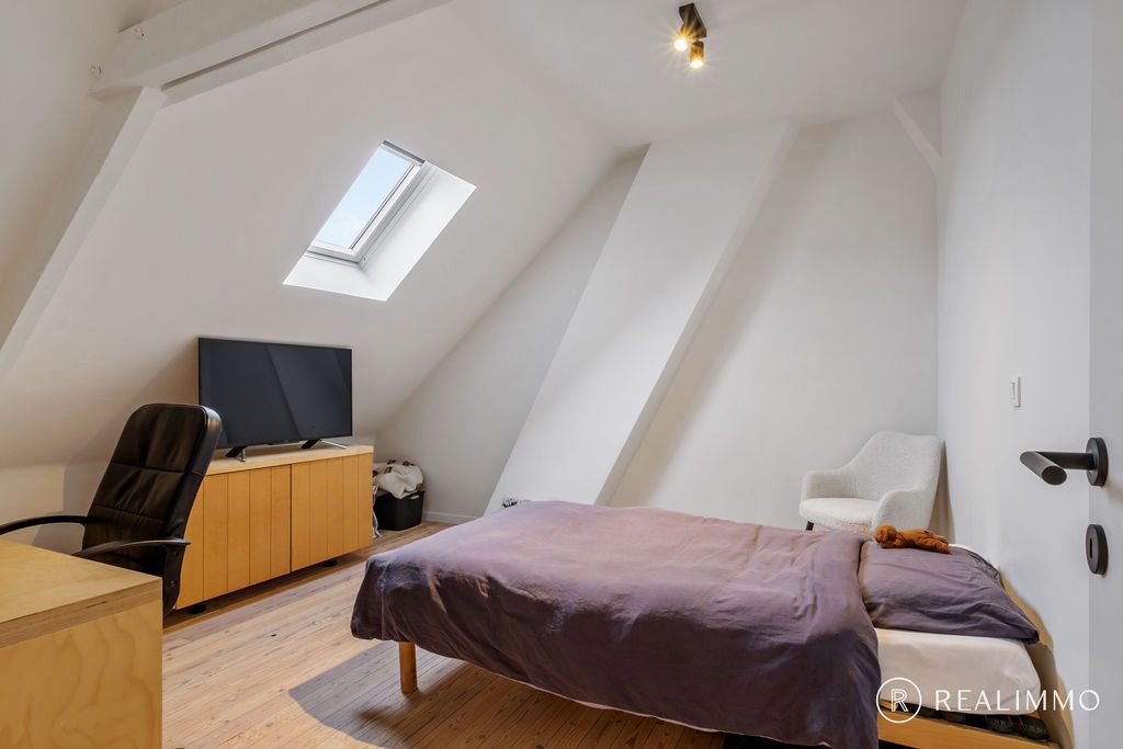 Stijlvol gerenoveerde woning met 4 slaapkamers foto 18