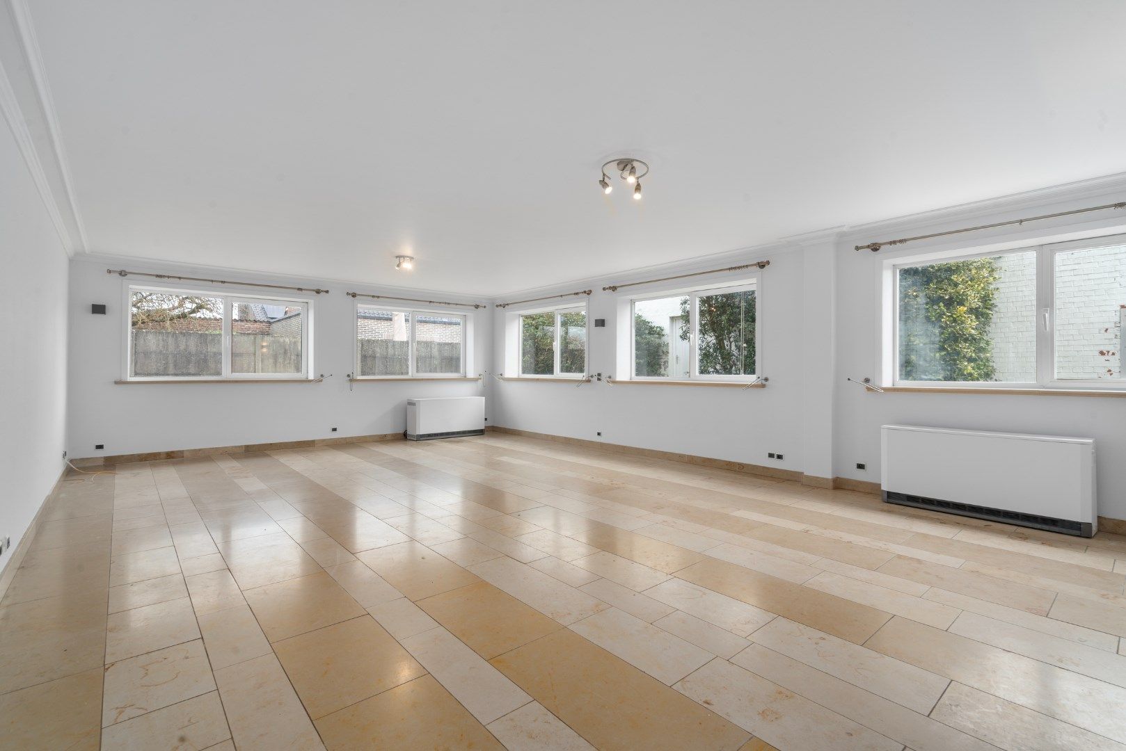 Magazijn met kantoren en conciërgewoning foto 9