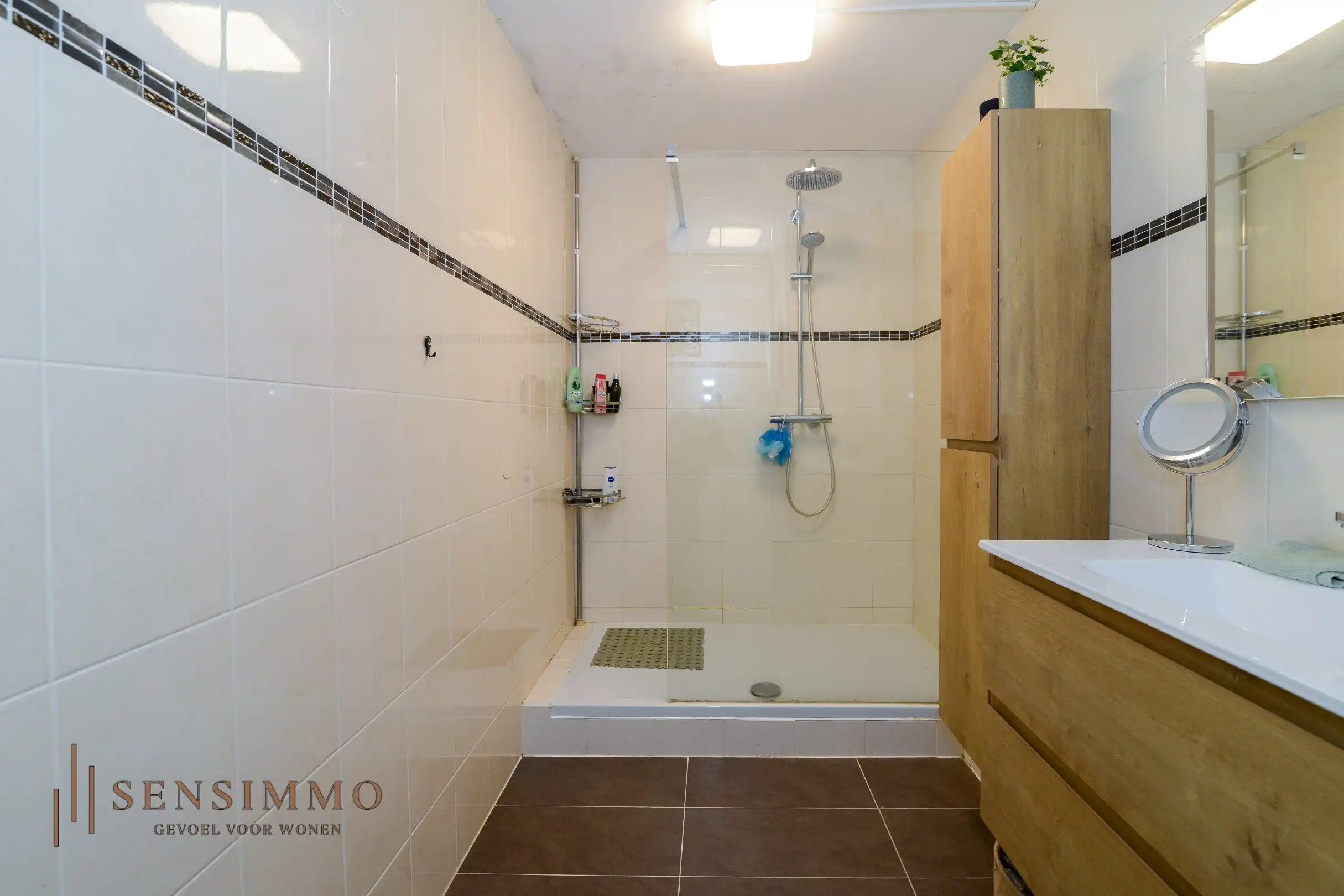 Gerenoveerd 3 slaapkamer appartement met kelderberging vlakbij Genk centrum! foto 11
