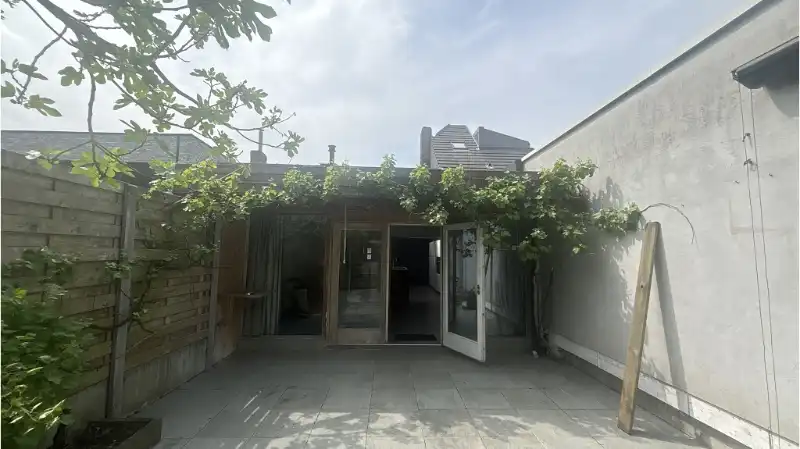 Instapklare 2-slaapkamerwoning met GARAGE, TUIN en ZWEMBAD te koop in Sint-Kruis Brugge foto 10