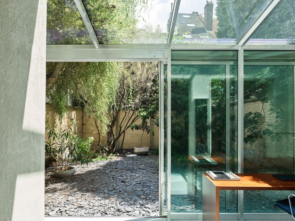 Uniqum - Architectuur tot op haar essentie. Een bijzonder doordacht brutalistisch appartement met tuin op een gegeerde locatie nabij het Sint-Pietersstation. foto 17