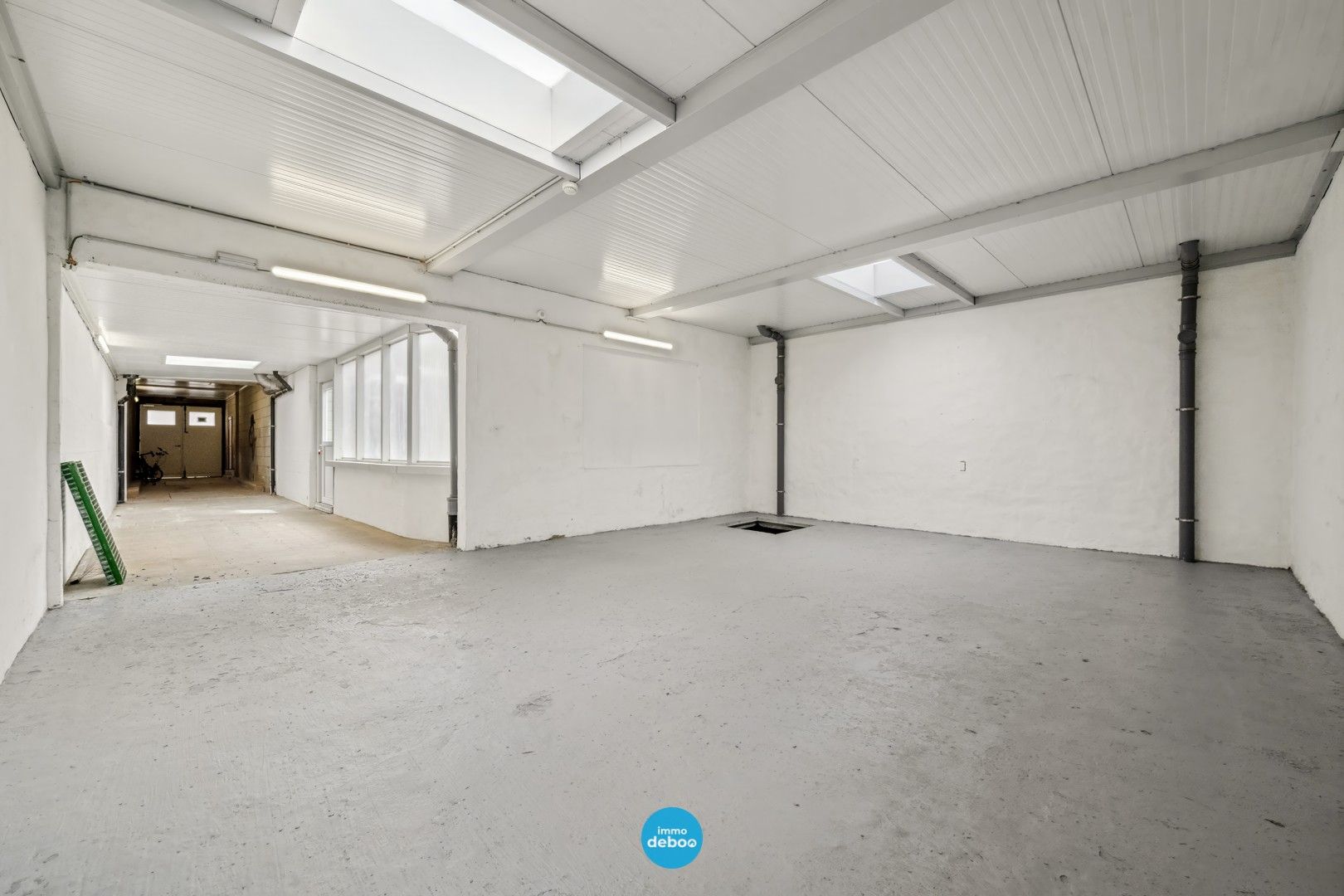 Opbrengsteigendom met ruime werkplaats/garage & 3 units foto 2