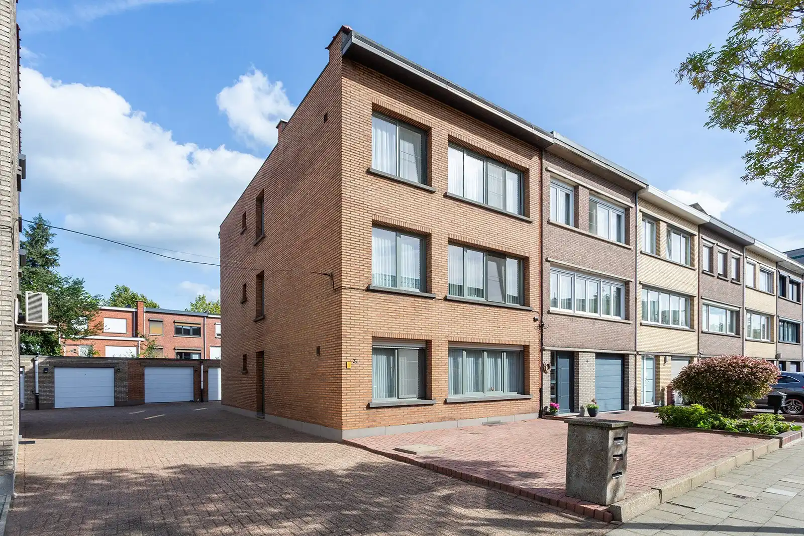 Opbrengsteigendom 3 ruime 2-slaapkamerapp. + 3 garages foto 29