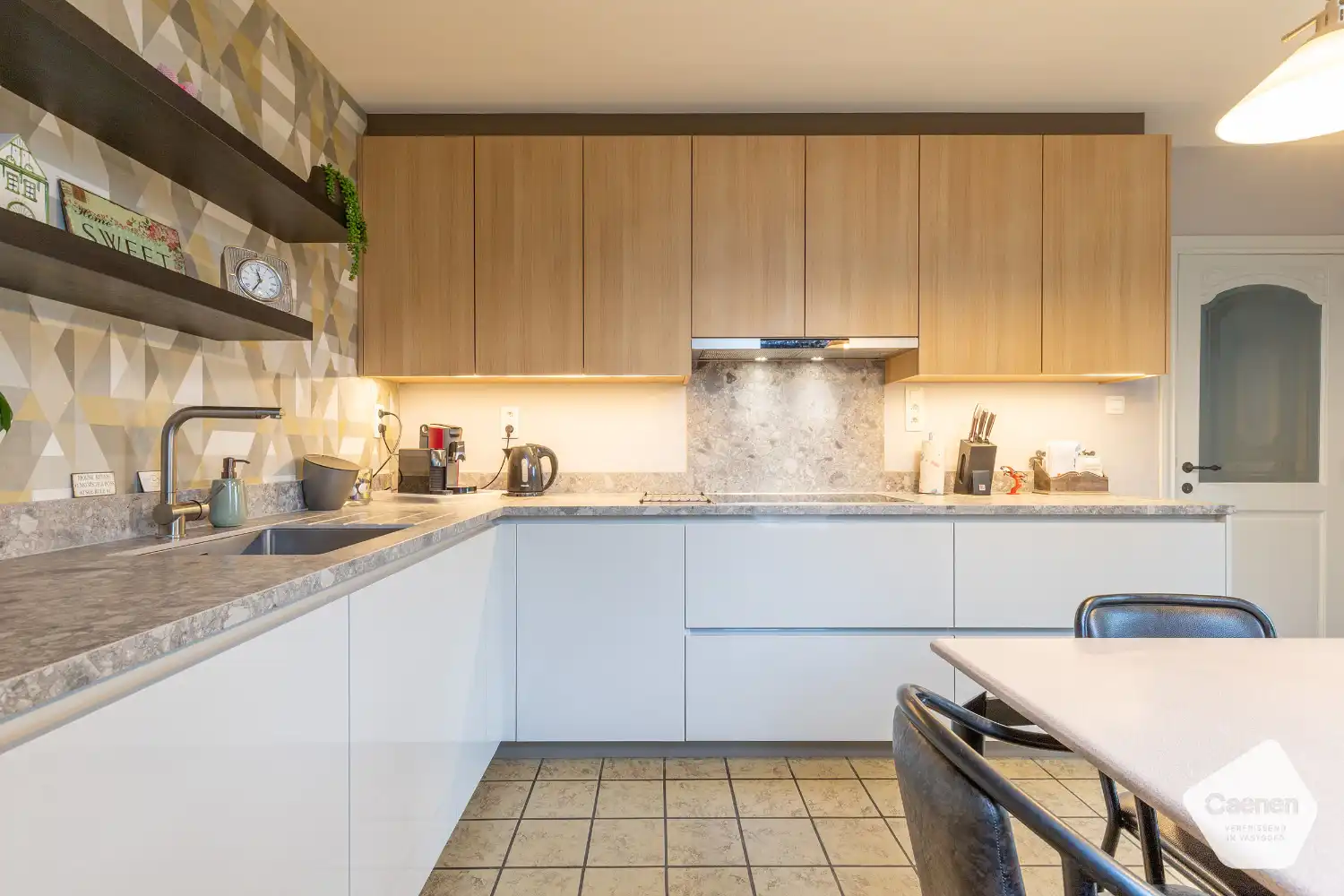 AUTHENTIEKE WONING op 3060&nbsp;m²&nbsp;in landelijke omgeving met 5 slaapkamers en 2 ruime bijgebouwen foto 7