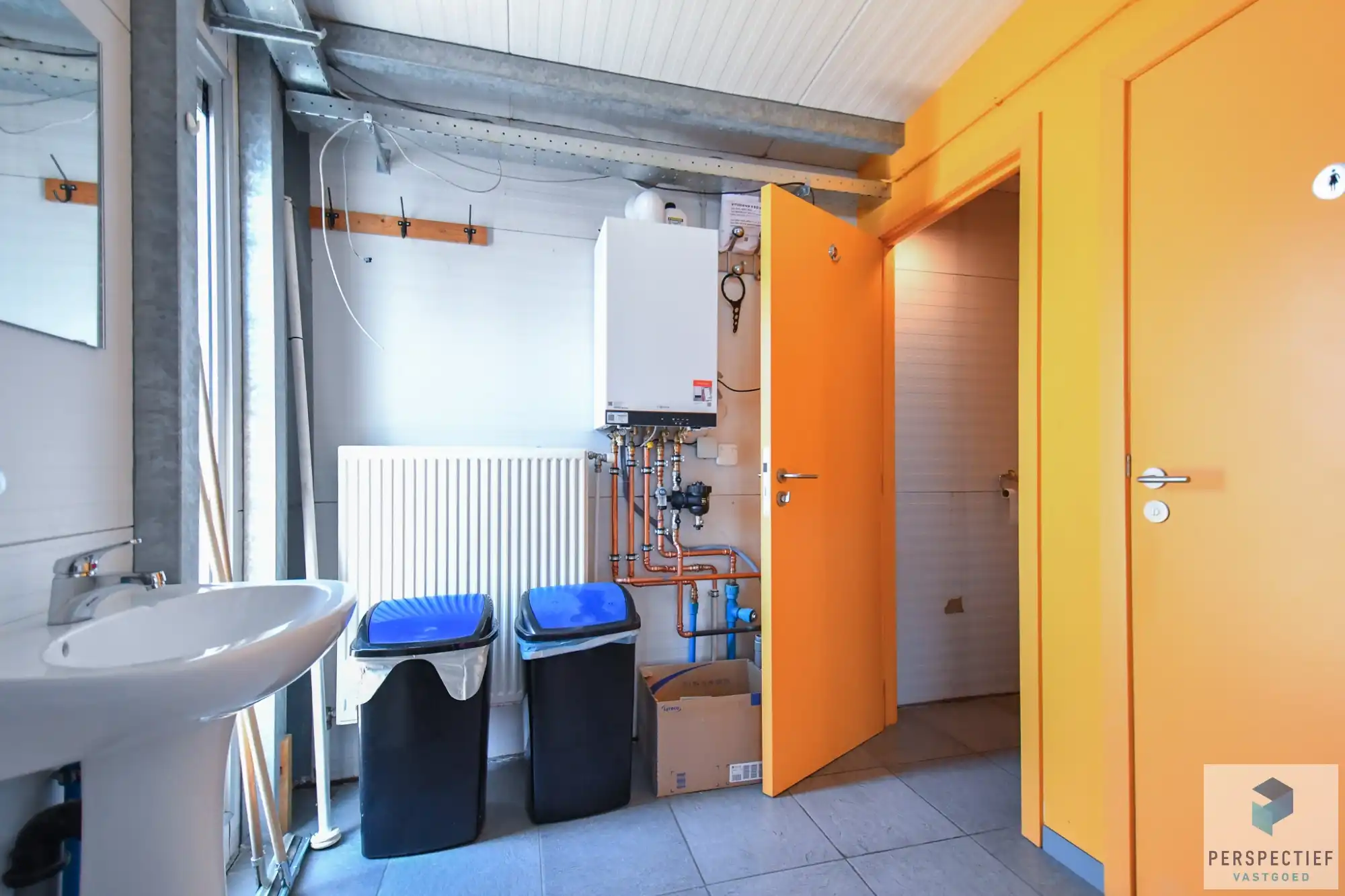 Handelsgelijkvloers en appartement te Adegem foto 5