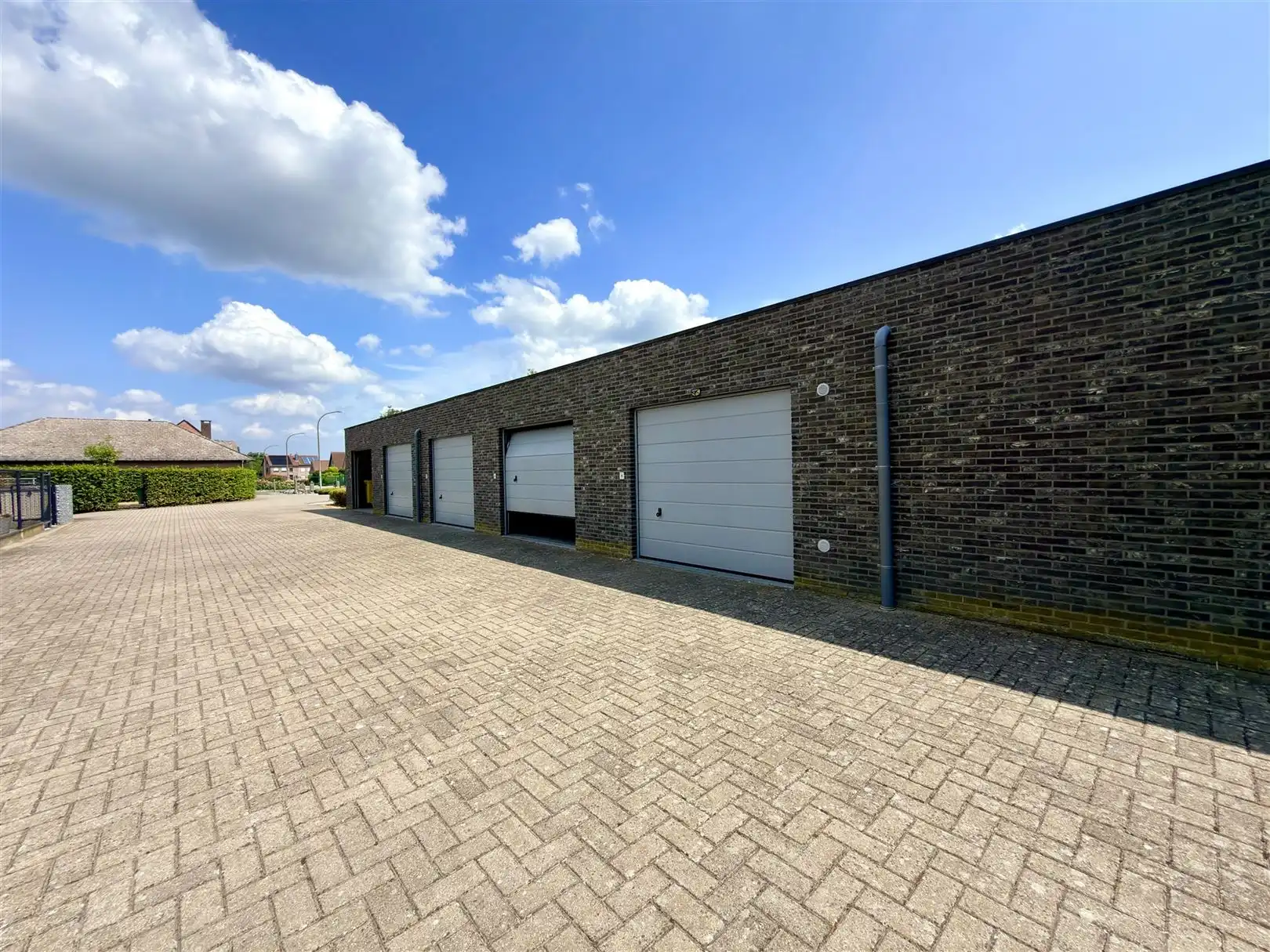 Goed gelegen garage met sectionaalpoort! foto 5