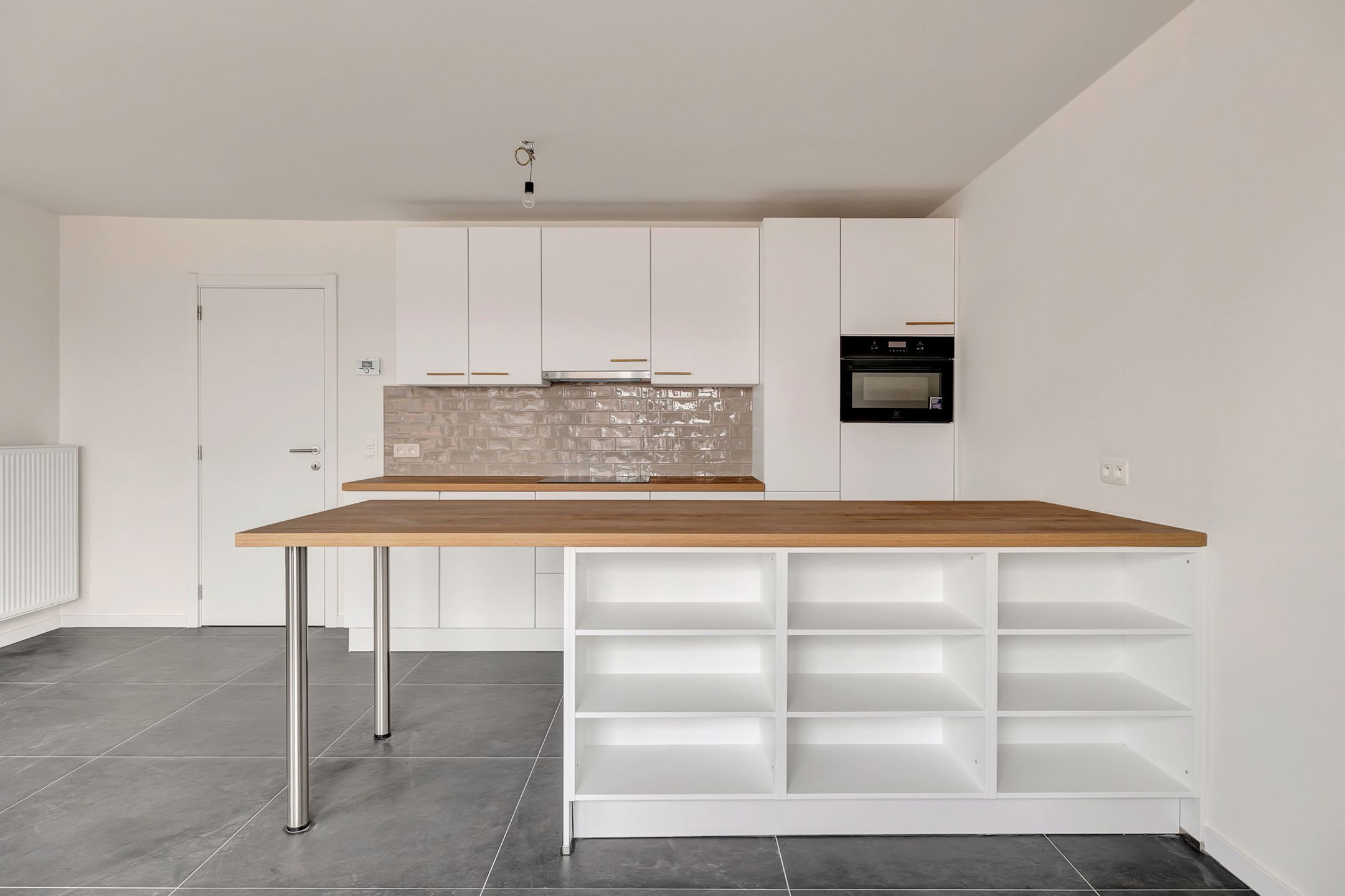 Totaal gerenoveerd appartement met 2 slpks en garage foto 5