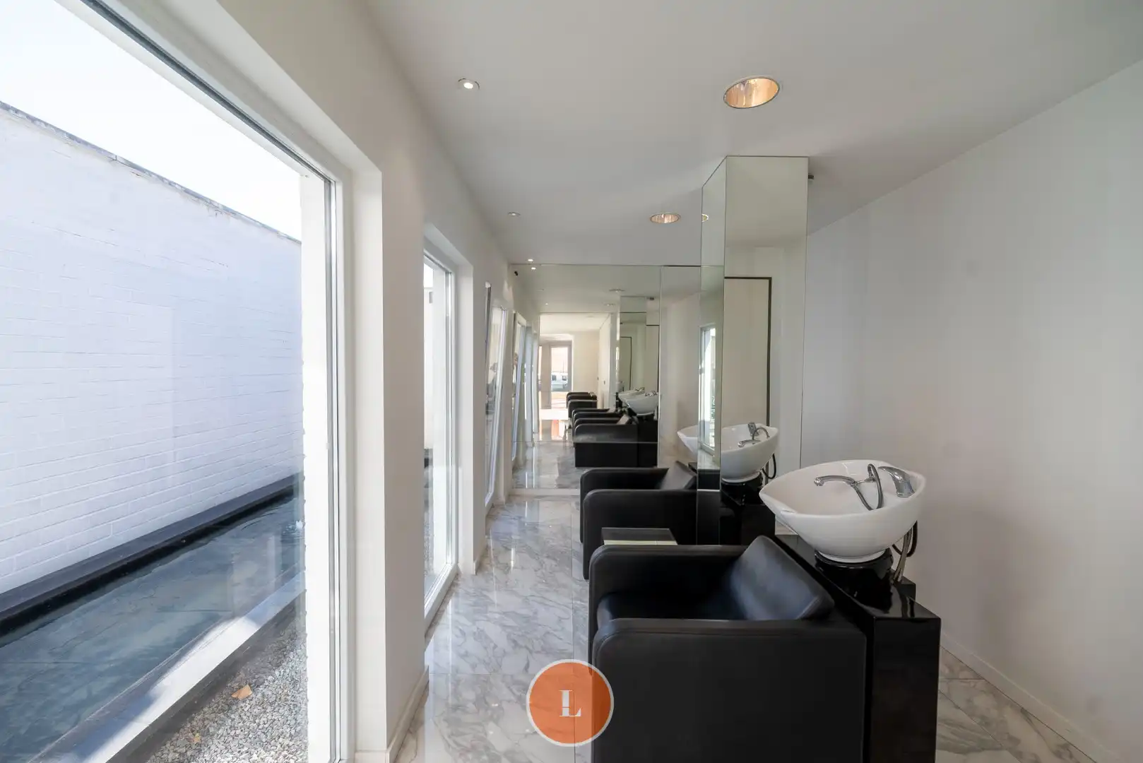 Woonhuis gedeeltelijk ingericht als kapperszaak en gemakkelijk te veranderen in trendy woning foto 7