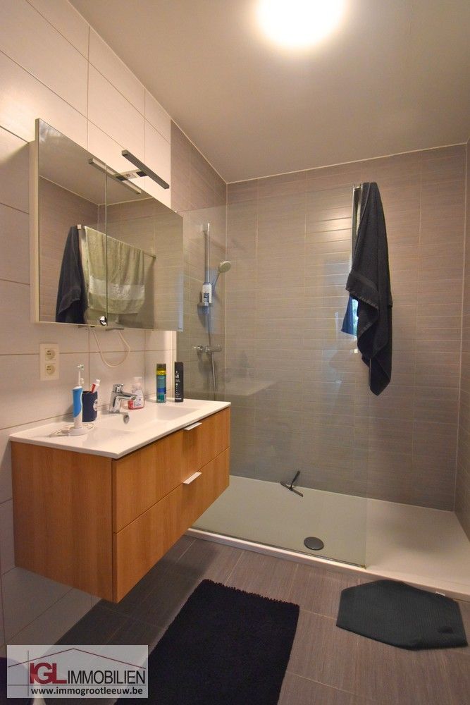 Recente 1 kamer appartement met terras en staanplaats. foto 7