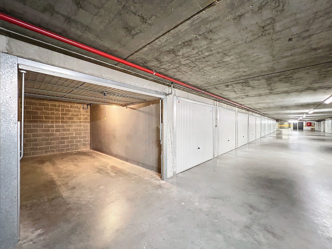 Ruime gesloten garagebox op wandelafstand van de Zeedijk foto 5