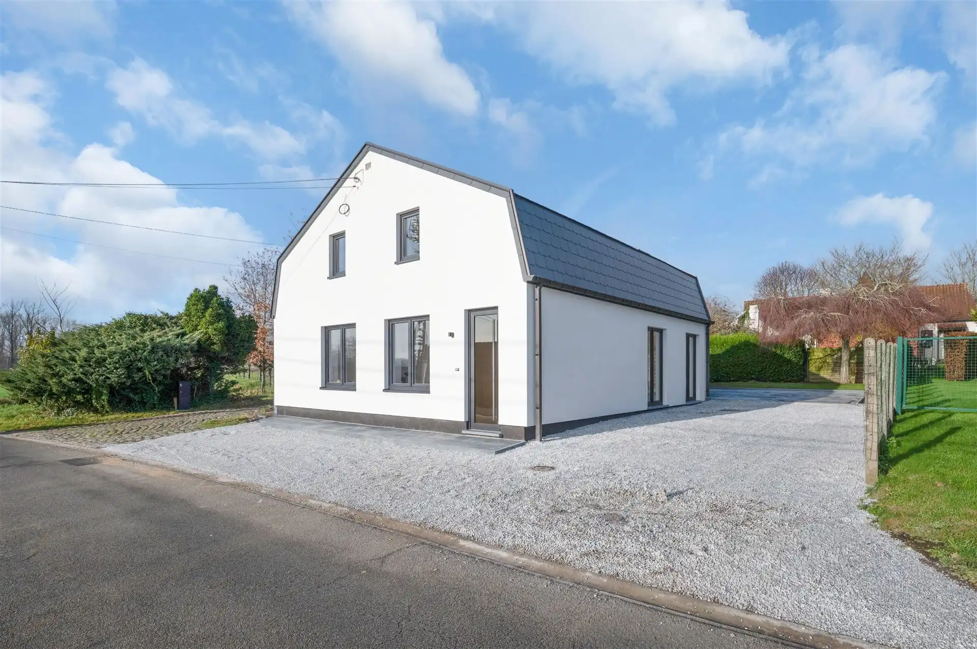 Volledig geroveerde, instapklare gezinswoning foto {{pictureIndex}}