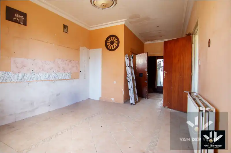 Karaktervolle, te renoveren woning op een perceel van ruim 12 aren. Ideaal gelegen nabij het centrum van Tongeren! foto 7