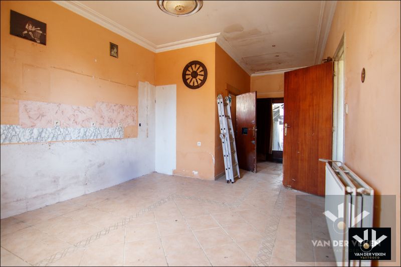 Karaktervolle, te renoveren woning op een perceel van ruim 12 aren. Ideaal gelegen nabij het centrum van Tongeren! foto 7