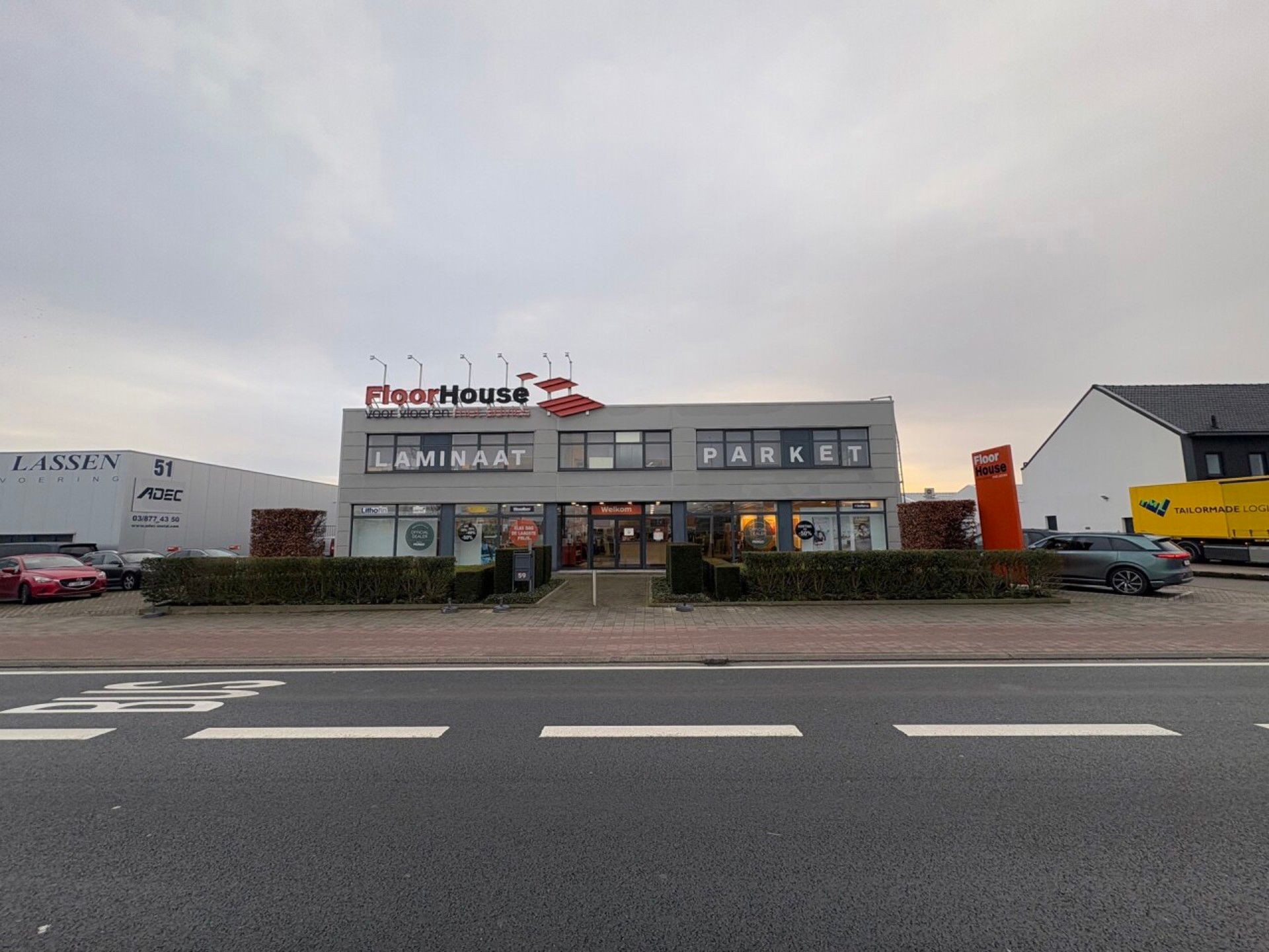 TE HUUR/TE KOOP bedrijfsgebouw op zichtlocatie te Aartselaar foto {{pictureIndex}}