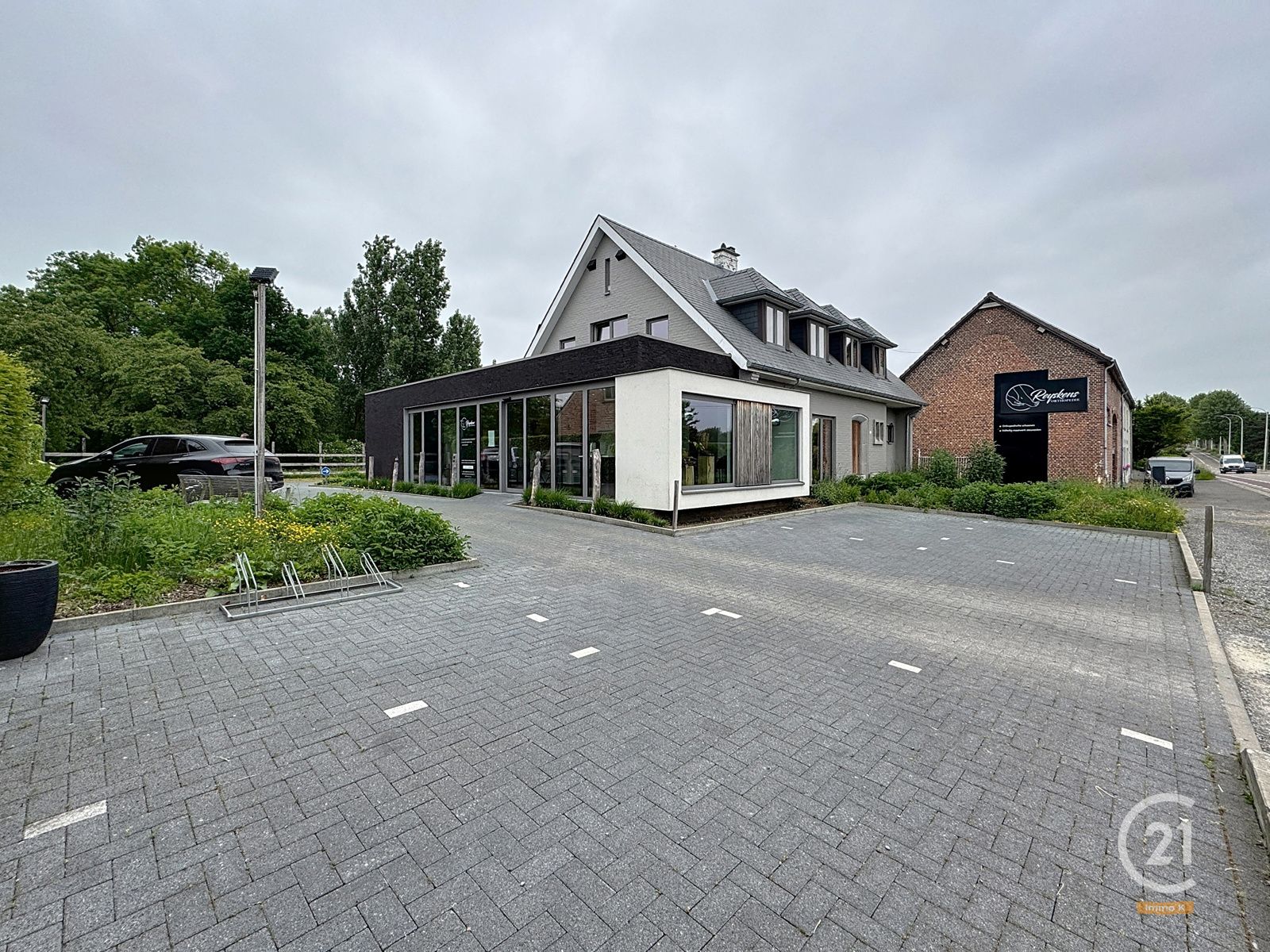 Volledig gerenoveerd handeshuis met woonst op toplocatie! foto 18
