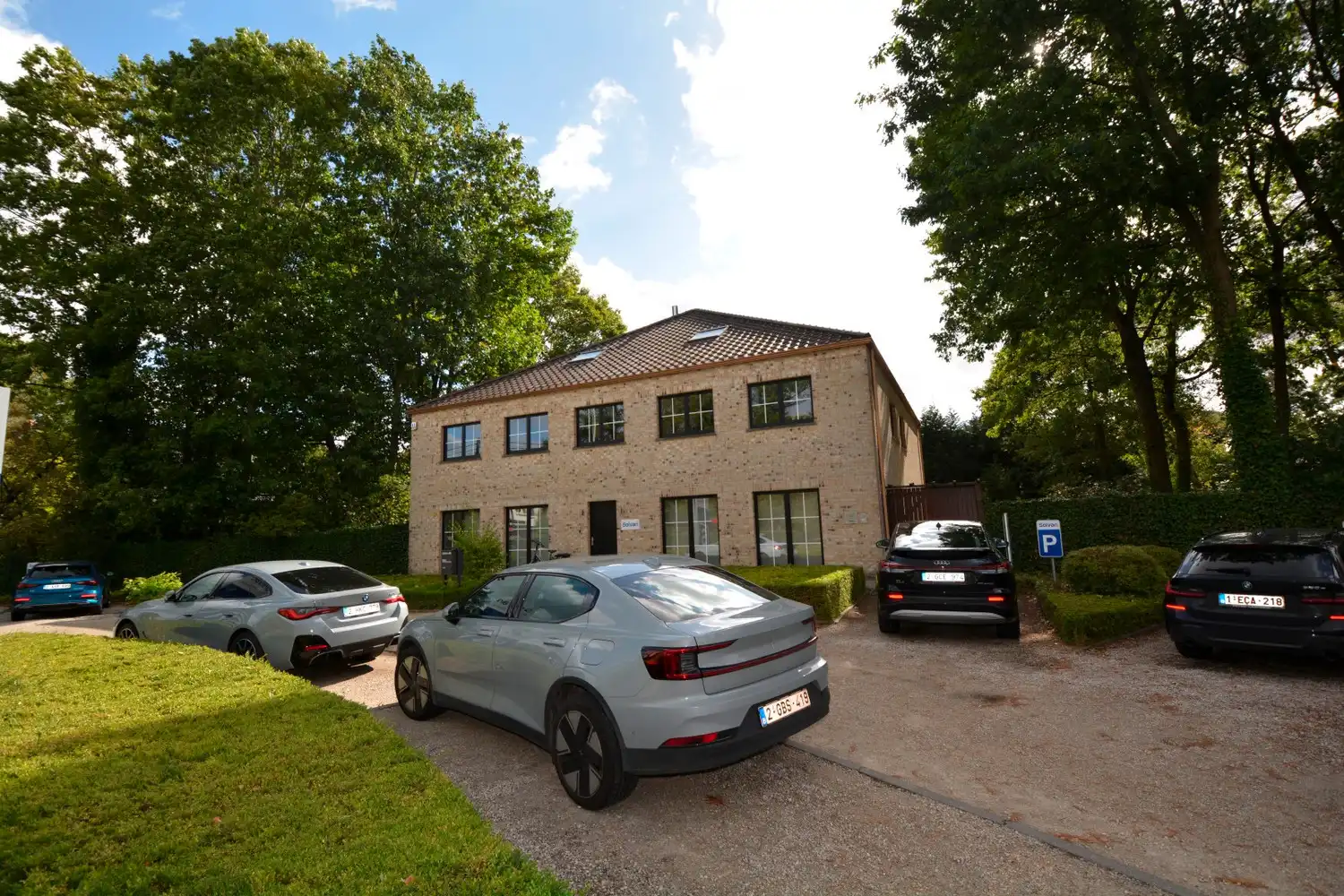 VERZORGD KANTOORGEBOUW MET PARKING! foto {{pictureIndex}}