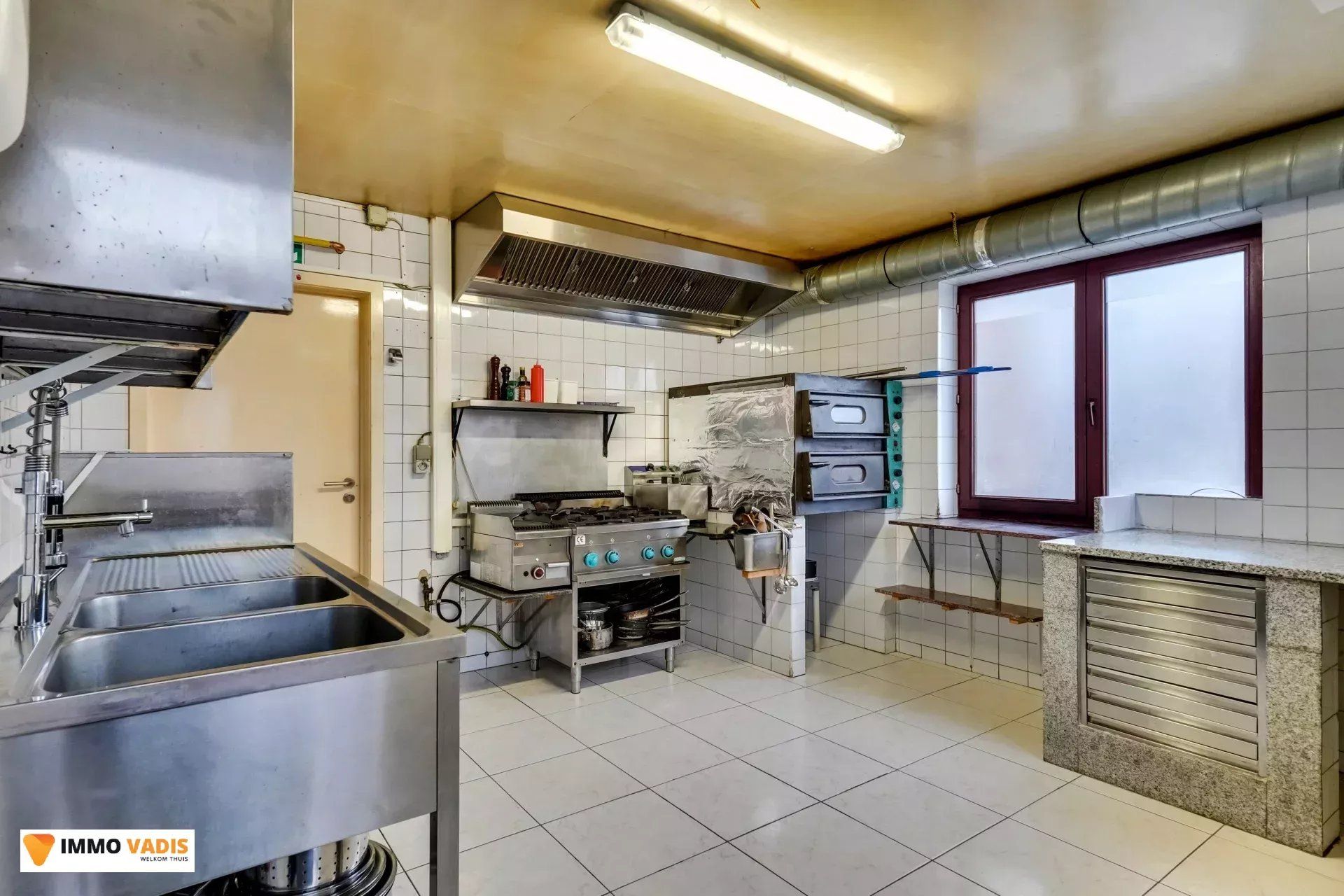 Handelspand  en appartement met garage en parkeerplaatsen foto 14