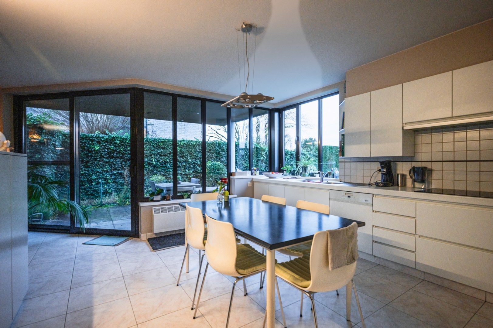 Villa met 6 kamers,  garage, 44 zonnepanelen, en veel ruimte op 810 m² foto 4