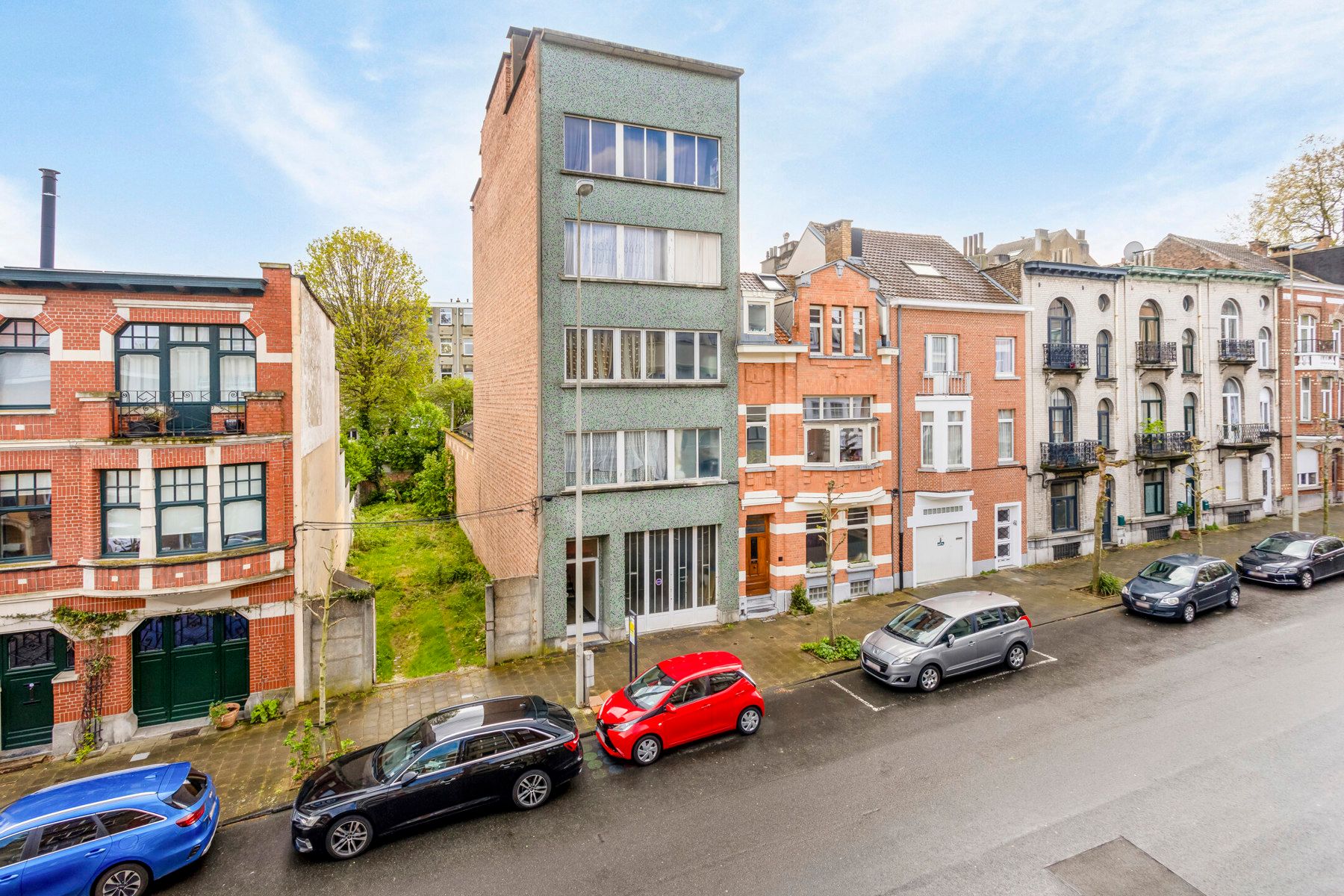 Building met vier appartementen en loods foto 26