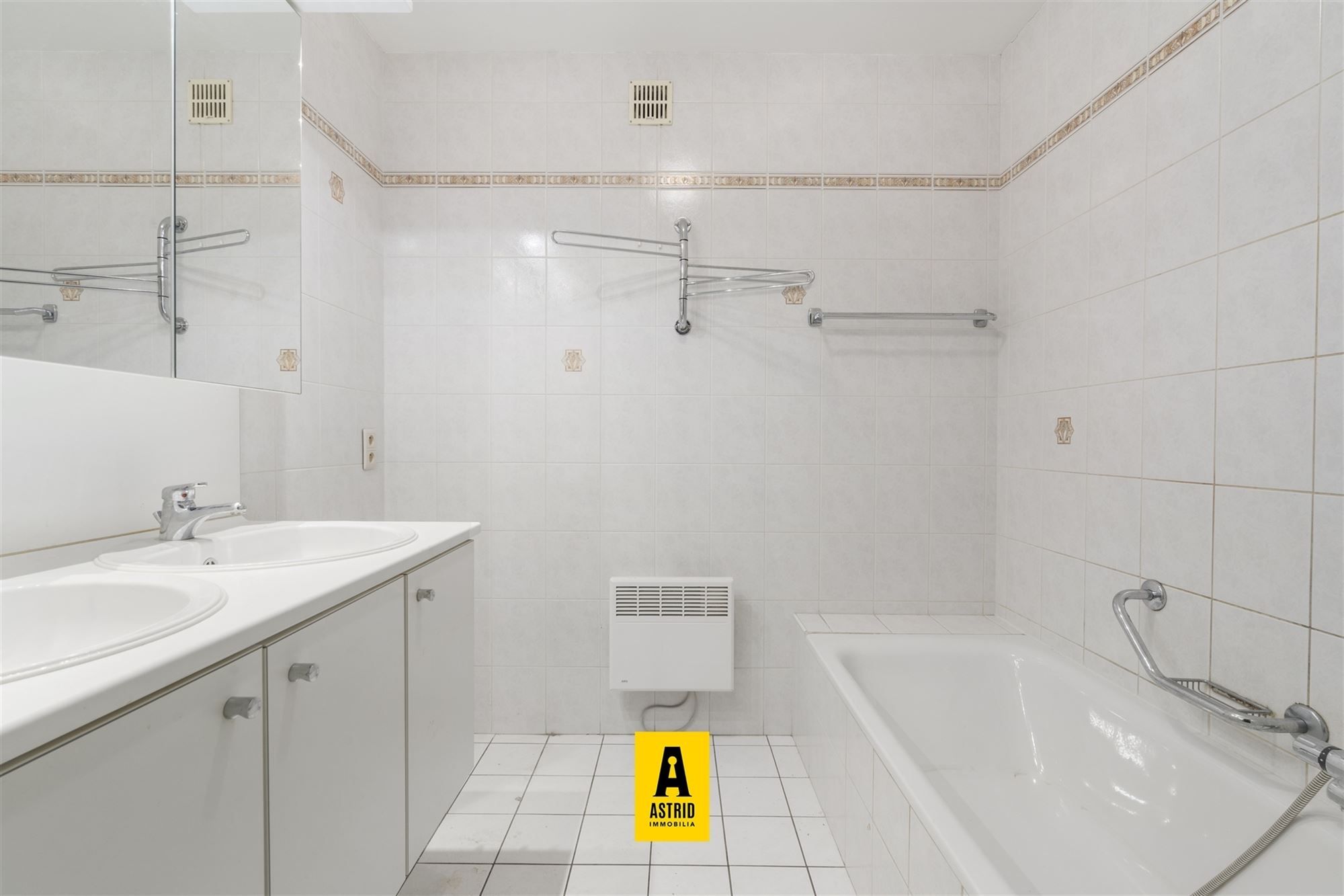 Ruim & zonnig 3-slpk-appartement met terras te Bredene! foto 16