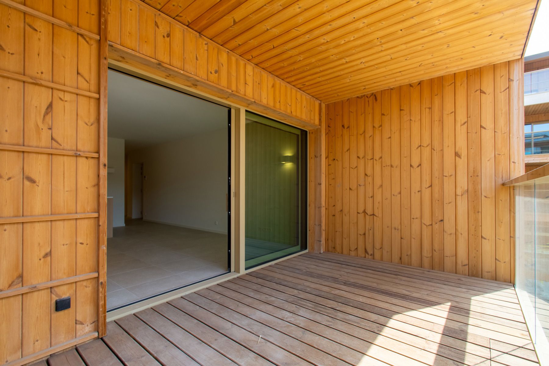 Ongemeubeld 2 slpk (of 1 bureau) app. met mooi terrras foto {{pictureIndex}}