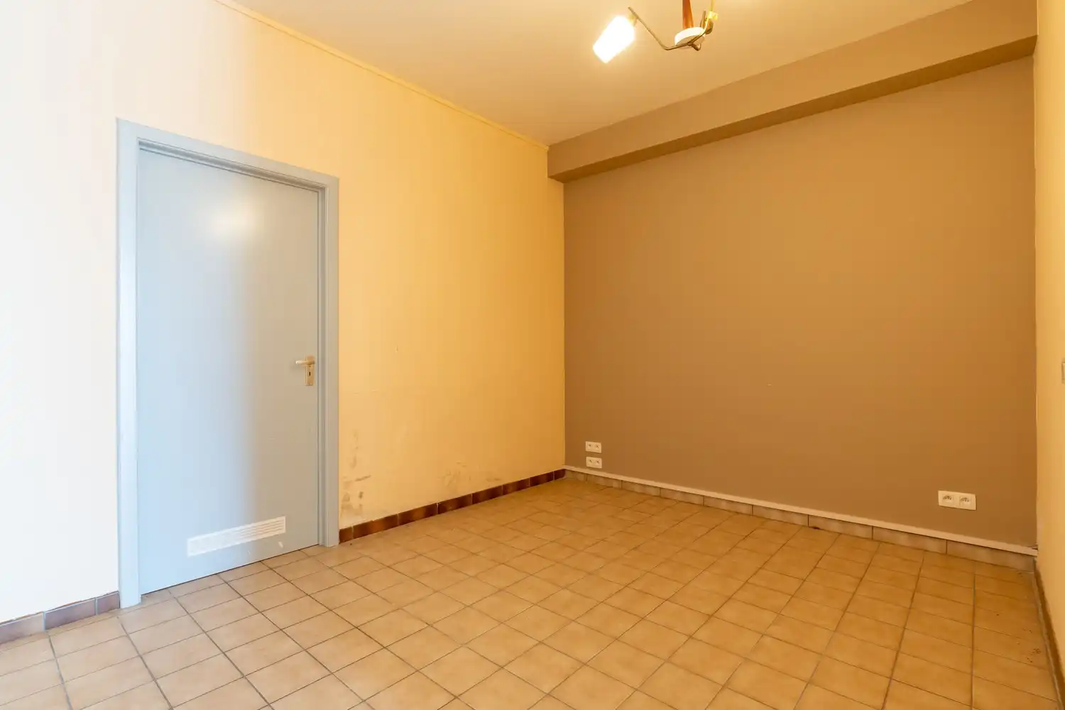 Gebouw met vergunning voor 3 appartementen en een handelspand foto 18