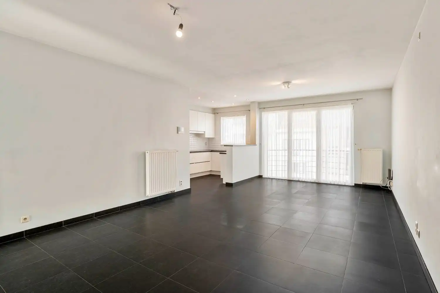 Instapklaar 2-slaapkamerappartement met zuidgericht terras en berging foto 2