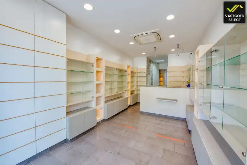 Commercieel handelshuis met apotheek en woonst te koop in centrum Eeklo foto 4