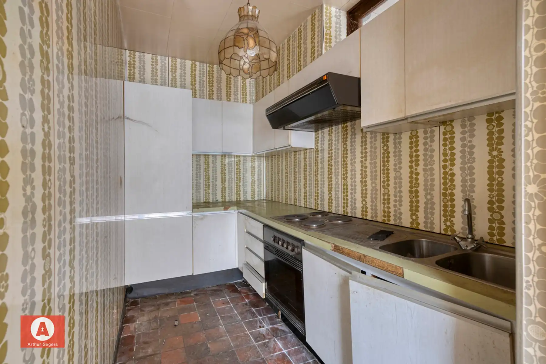 Te renoveren Handelshuis met woonst en inpandige garage.  foto 11