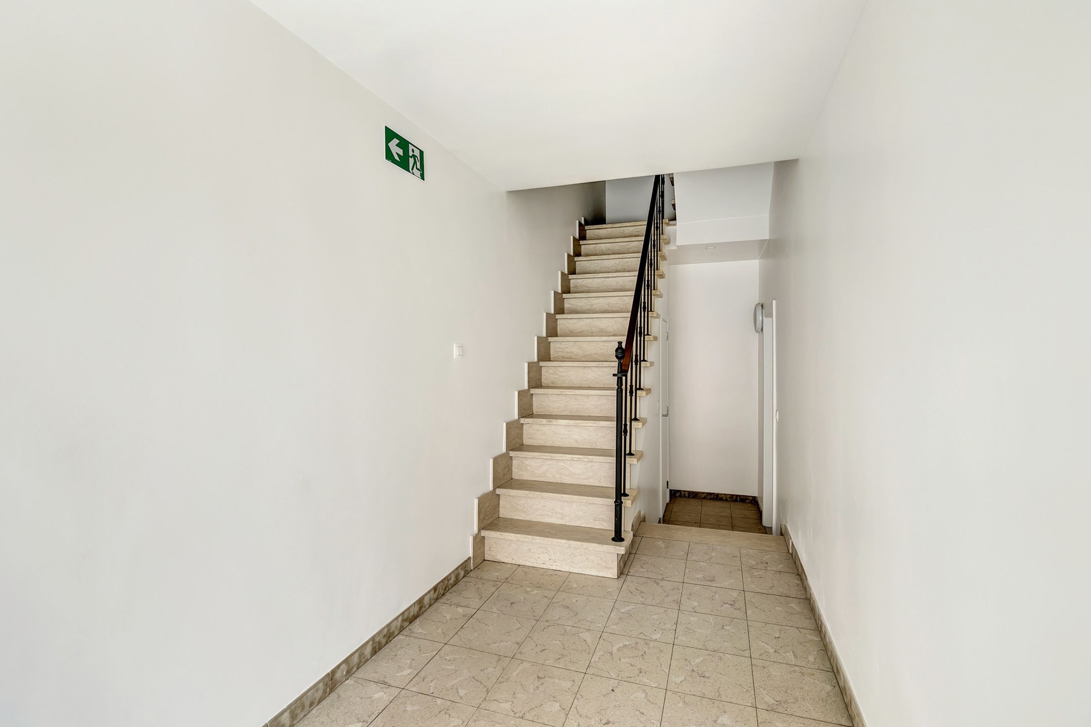 Totaal gerenoveerd appartement met 2 slpks en garage foto 17