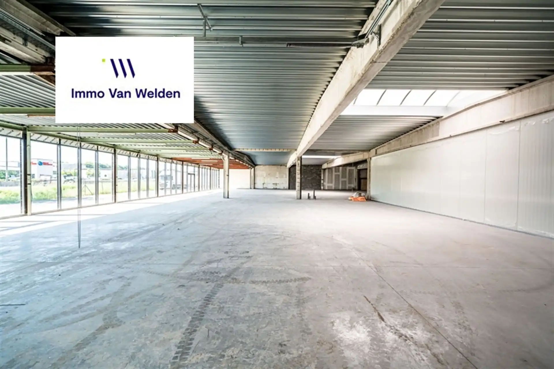 SHOWROOM / BEDRIJFSRUIMTE OP TOPLIGGING LANGS DE N60 foto 12
